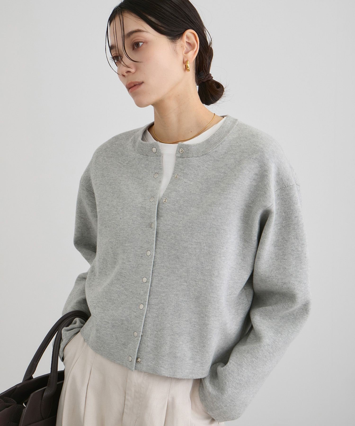 【サロン アダム エ ロペ/SALON adam et rope'】の【WEB限定】ブルジョンボタンクルーネックカーディガン インテリア・キッズ・メンズ・レディースファッション・服の通販 founy(ファニー) 　ファッション　Fashion　レディースファッション　Fashion for Women　トップス・カットソー　Cut & Sew Tops　カーディガン・羽織り　Layered Style Cardigans　おすすめ　Recommended / Our Picks　カーディガン　Cardigan, Knitwear　クロップド　Cropped, Short Length　シルバー　Silver, Metallic Silver　フレア　Flare, Flared　ブルゾン　Blouson, Bomber Jacket　ポケット　Pocket, Pocket Detail　ワイド　Wide, Wide Fit　エレガント 上品　Elegant　グレー(07)|ID: prp329100004868083 ipo3291000000036270173
