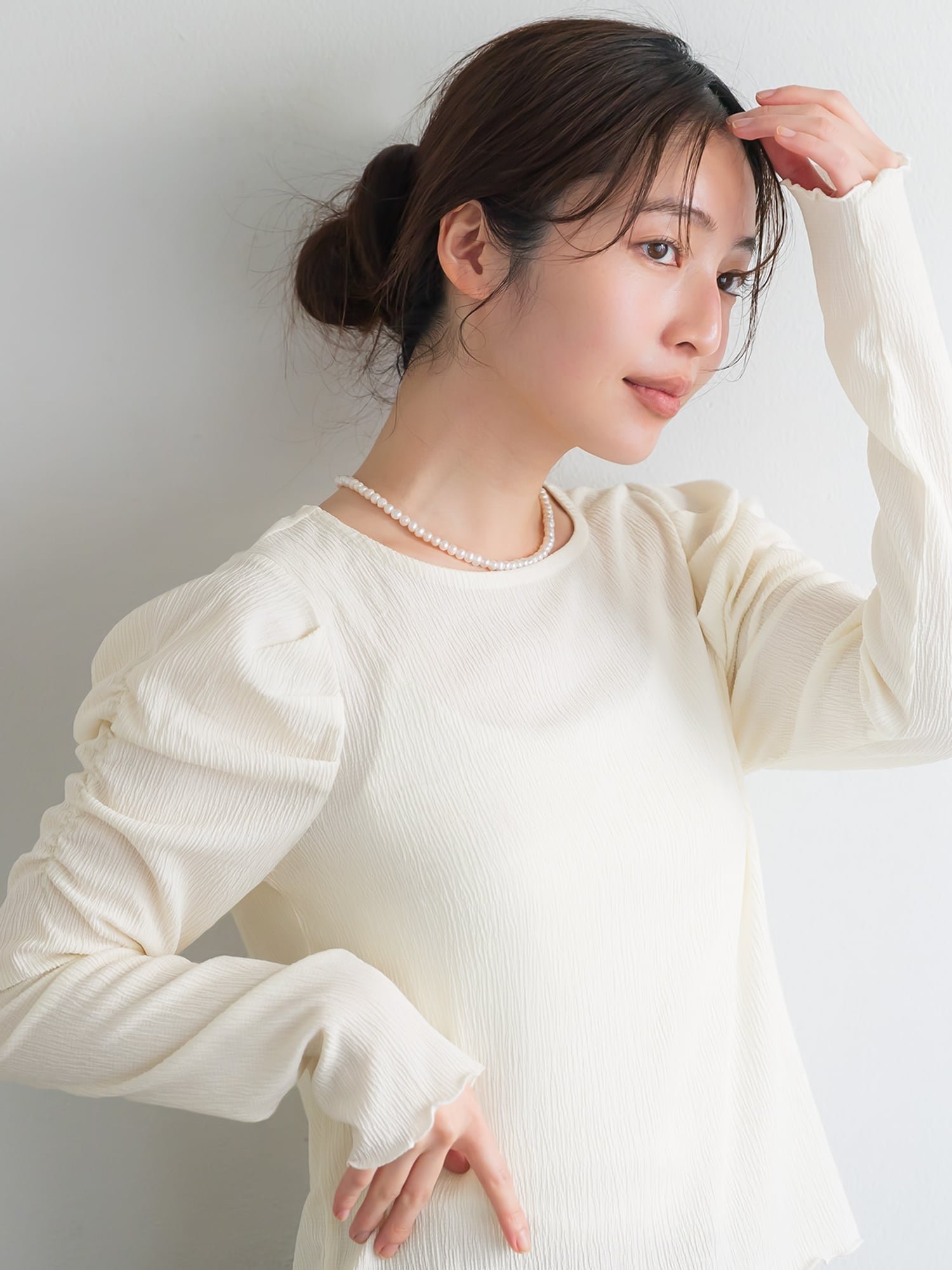 【コカ/COCA】のクレープシャーリングパフスリーブトップス インテリア・キッズ・メンズ・レディースファッション・服の通販 founy(ファニー) 　ファッション　Fashion　レディースファッション　Fashion for Women　トップス・カットソー　Cut & Sew Tops　春　Spring　カットソー　Cut and Sewn Top　ガーリー　Girly, Feminine Style　ギャザー　Gathered, Ruffled　ギンガム　Gingham, Gingham Fabric　シアー　Sheer, See-Through　シャーリング　Shirring, Ruched　シンプル　Simple, Minimal　ジャケット　Jacket, Outerwear　ストレッチ　Stretch, Stretchy Fabric　スリーブ　Sleeve, Long Sleeve / Short Sleeve　とろみ　Fluid, Flowy Fabric　チェック　Check, Plaid, Tartan　デニム　Denim, Jeans Material　長袖　Long Sleeve, Full Sleeve　フェミニン　Feminine, Girly　ベスト　Vest, Waistcoat　ポケット　Pocket, Pocket Detail　無地　Plain, Solid Color　おすすめ　Recommended / Our Picks　エレガント 上品　Elegant　ビジネス 仕事 通勤　Business / Work / Commuting　2026年　2026　Ivory|ID: prp329100004868402 ipo3291000000036274699