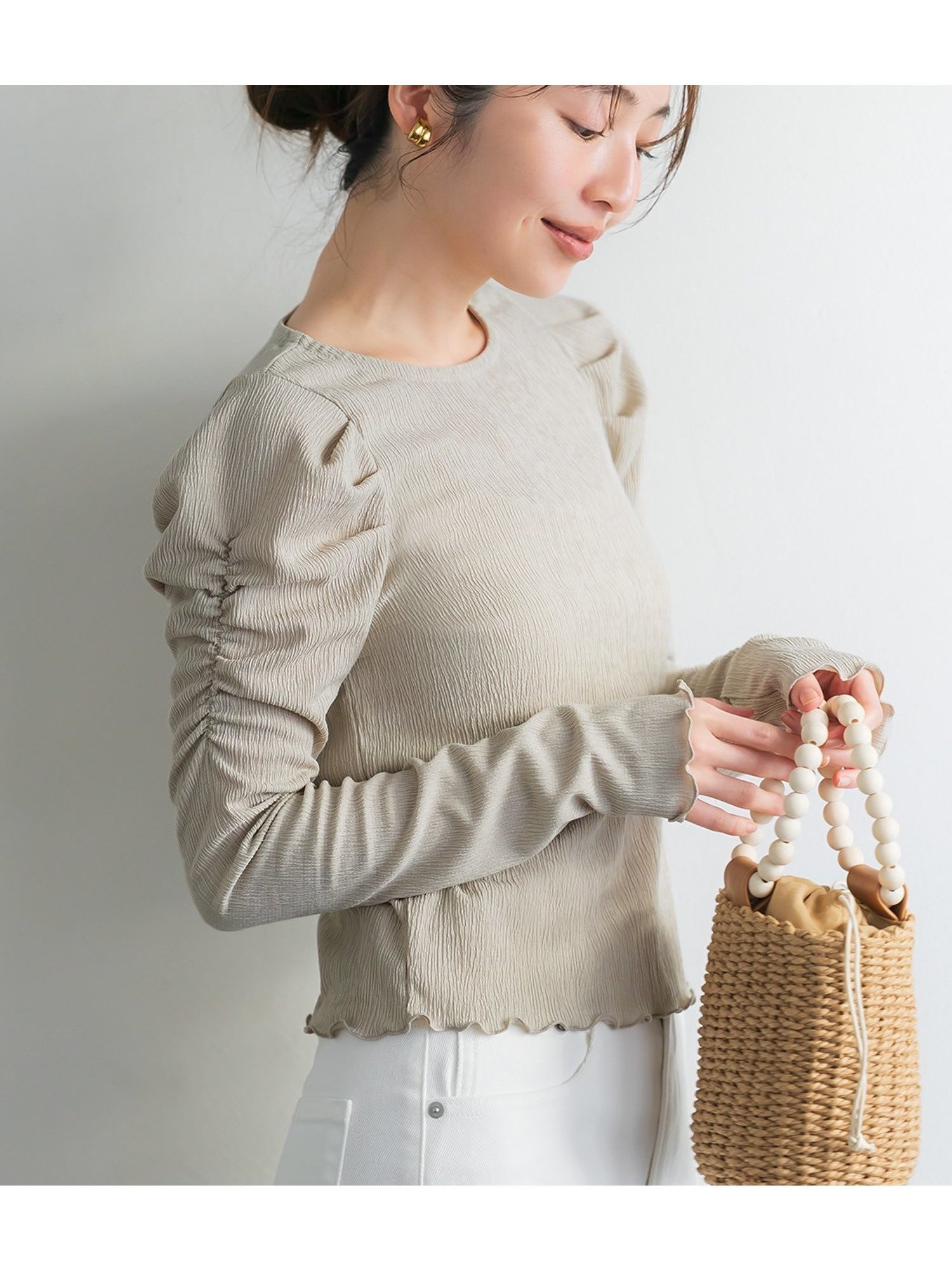 【コカ/COCA】のクレープシャーリングパフスリーブトップス インテリア・キッズ・メンズ・レディースファッション・服の通販 founy(ファニー) 　ファッション　Fashion　レディースファッション　Fashion for Women　トップス・カットソー　Cut & Sew Tops　春　Spring　カットソー　Cut and Sewn Top　ガーリー　Girly, Feminine Style　ギャザー　Gathered, Ruffled　ギンガム　Gingham, Gingham Fabric　シアー　Sheer, See-Through　シャーリング　Shirring, Ruched　シンプル　Simple, Minimal　ジャケット　Jacket, Outerwear　ストレッチ　Stretch, Stretchy Fabric　スリーブ　Sleeve, Long Sleeve / Short Sleeve　とろみ　Fluid, Flowy Fabric　チェック　Check, Plaid, Tartan　デニム　Denim, Jeans Material　長袖　Long Sleeve, Full Sleeve　フェミニン　Feminine, Girly　ベスト　Vest, Waistcoat　ポケット　Pocket, Pocket Detail　無地　Plain, Solid Color　おすすめ　Recommended / Our Picks　エレガント 上品　Elegant　ビジネス 仕事 通勤　Business / Work / Commuting　2026年　2026　Greige|ID: prp329100004868402 ipo3291000000036274700