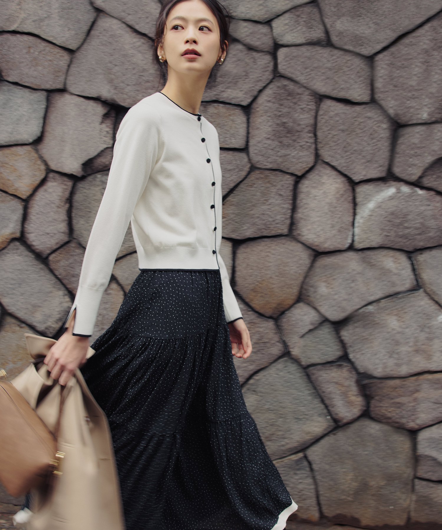 【ナチュラル ビューティー ベーシック/NATURAL BEAUTY BASIC】のクルミボタンバイカラーアンサンブル インテリア・キッズ・メンズ・レディースファッション・服の通販 founy(ファニー) 　ファッション　Fashion　レディースファッション　Fashion for Women　トップス・カットソー　Cut & Sew Tops　アンサンブルニット　Knit Ensembles & Twin Sets　アンサンブル　Ensemble Set　インナー　Innerwear　カーディガン　Cardigan, Knitwear　コンパクト　Compact, Small Size　スリット　Slit, Slit Detail　ポケット　Pocket, Pocket Detail　オフホワイト系2|ID: prp329100004868411 ipo3291000000036275043