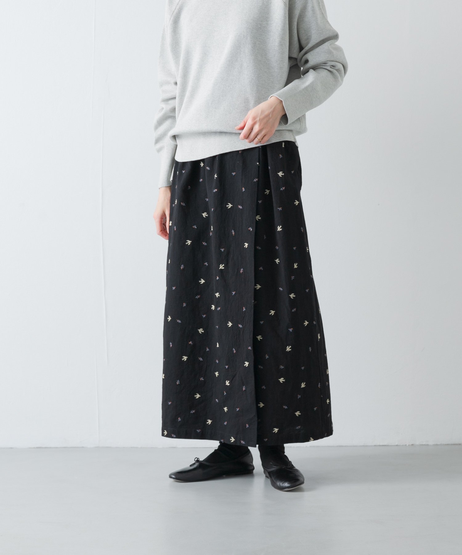 【かぐれ/kagure / URBAN RESEARCH】のツバメ刺繍ラップスカート インテリア・キッズ・メンズ・レディースファッション・服の通販 founy(ファニー) 　ファッション　Fashion　レディースファッション　Fashion for Women　スカート　Skirts　ジャケット　Jacket, Outerwear　ストレート　Straight, Straight Cut　台形　A-Line, Trapezoid Shape　ラップ　Wrap, Wrap Design　ロング　Long, Long-Length　ワッシャー　Washer, Crinkled Finish　S/S・春夏　SS, Spring/Summer, Warm Season　おすすめ　Recommended / Our Picks　夏　Summer　エレガント 上品　Elegant　2026年　2026　ブラック|ID: prp329100004868425 ipo3291000000036275302