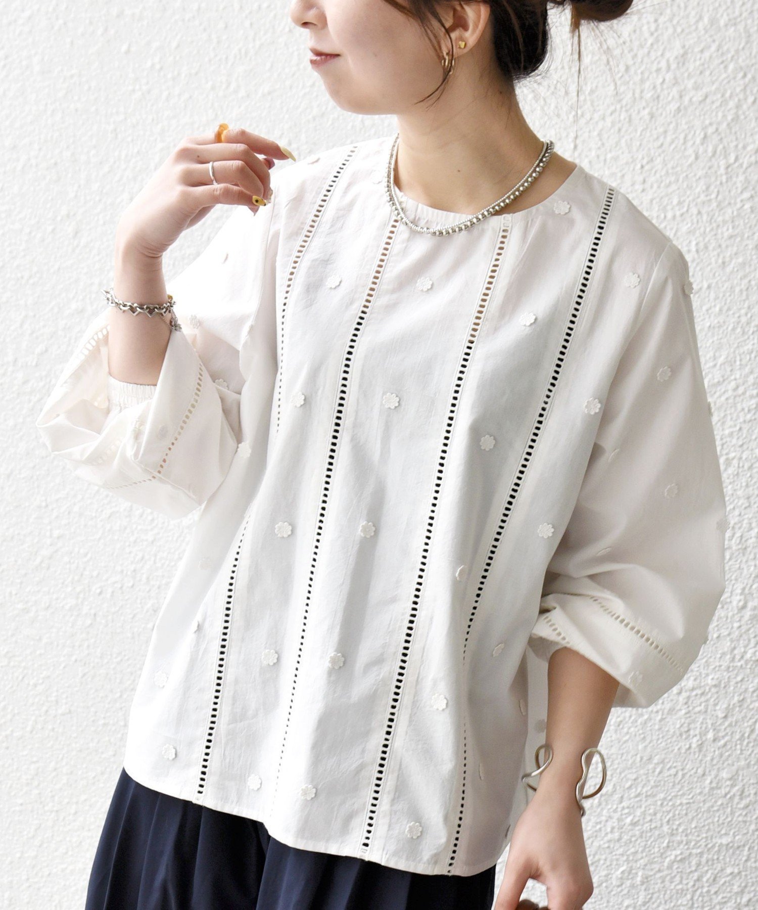 【シップス フォー ウィメン/SHIPS】のSHIPS any 洗濯機可能 フラワー モチーフ ハシゴレース クルーネック ブラウス インテリア・キッズ・メンズ・レディースファッション・服の通販 founy(ファニー) 　ファッション　Fashion　レディースファッション　Fashion for Women　トップス・カットソー　Cut & Sew Tops　シャツ・ブラウス・オフィスカジュアル　Elegant Blouses & Button-Ups　インド　Indian Textile　洗える　Machine Washable　今季　This Season, Current Season　ジャケット　Jacket, Outerwear　デニム　Denim, Jeans Material　フェミニン　Feminine, Girly　フラワー　Flower, Floral　モチーフ　Motif, Design Theme　おすすめ　Recommended / Our Picks　2026年　2026　ホワイト|ID: prp329100004869021 ipo3291000000036283141