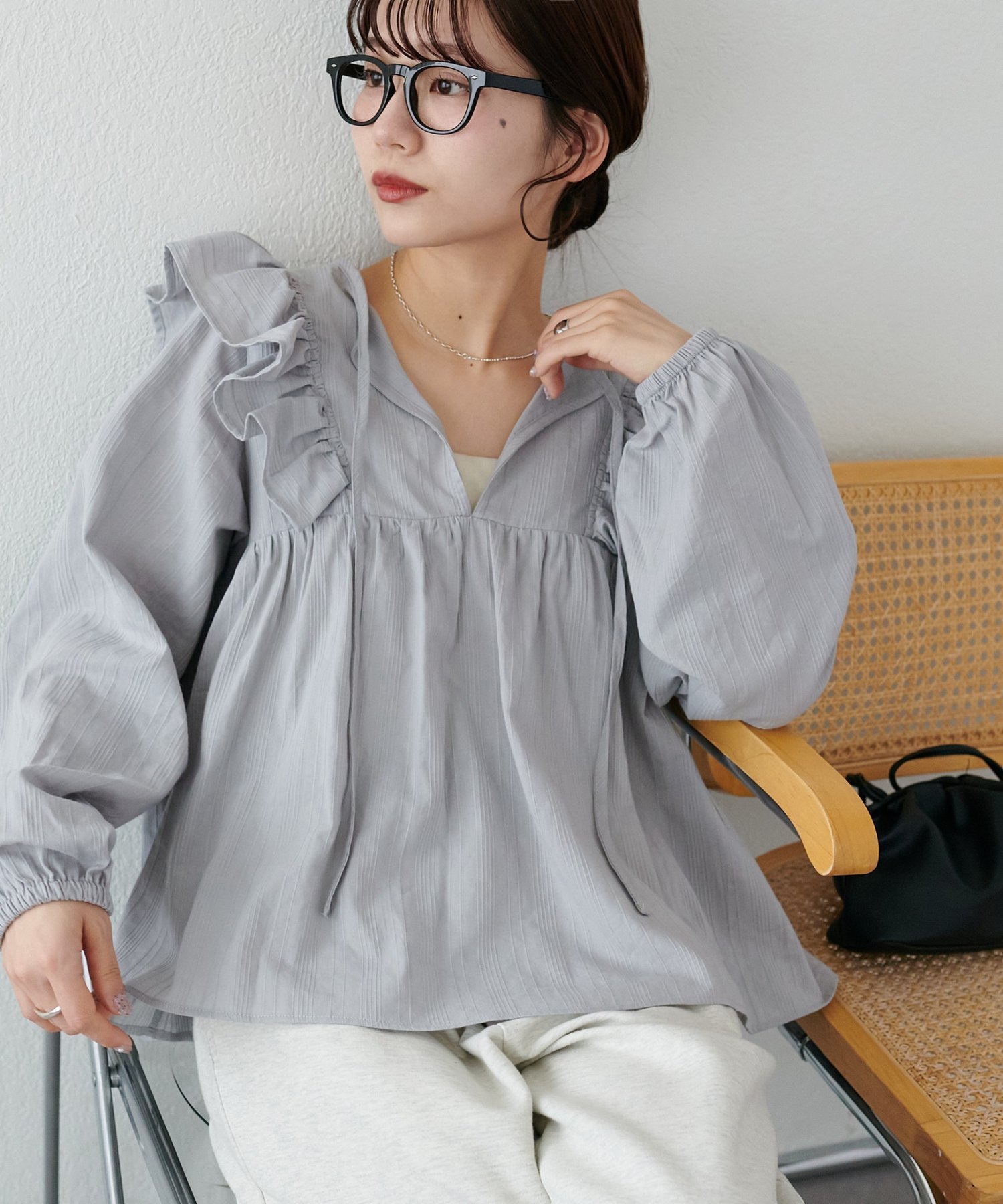 【ディスコート/Discoat】の【WEB限定】ショルダーフリルブラウス インテリア・キッズ・メンズ・レディースファッション・服の通販 founy(ファニー) 　ファッション　Fashion　レディースファッション　Fashion for Women　トップス・カットソー　Cut & Sew Tops　シャツ・ブラウス・オフィスカジュアル　Elegant Blouses & Button-Ups　春　Spring　ギャザー　Gathered, Ruffled　ショルダー　Shoulder, Shoulder Strap　シンプル　Simple, Minimal　スキッパー　Skipper, Open Collar　スラックス　Slacks, Dress Pants　テーパード　Tapered, Tapered Pants　デニム　Denim, Jeans Material　フェミニン　Feminine, Girly　フリル　Frill, Ruffle　S/S・春夏　SS, Spring/Summer, Warm Season　おすすめ　Recommended / Our Picks　夏　Summer　エレガント 上品　Elegant　ライトグレー|ID: prp329100004869050 ipo3291000000036283410