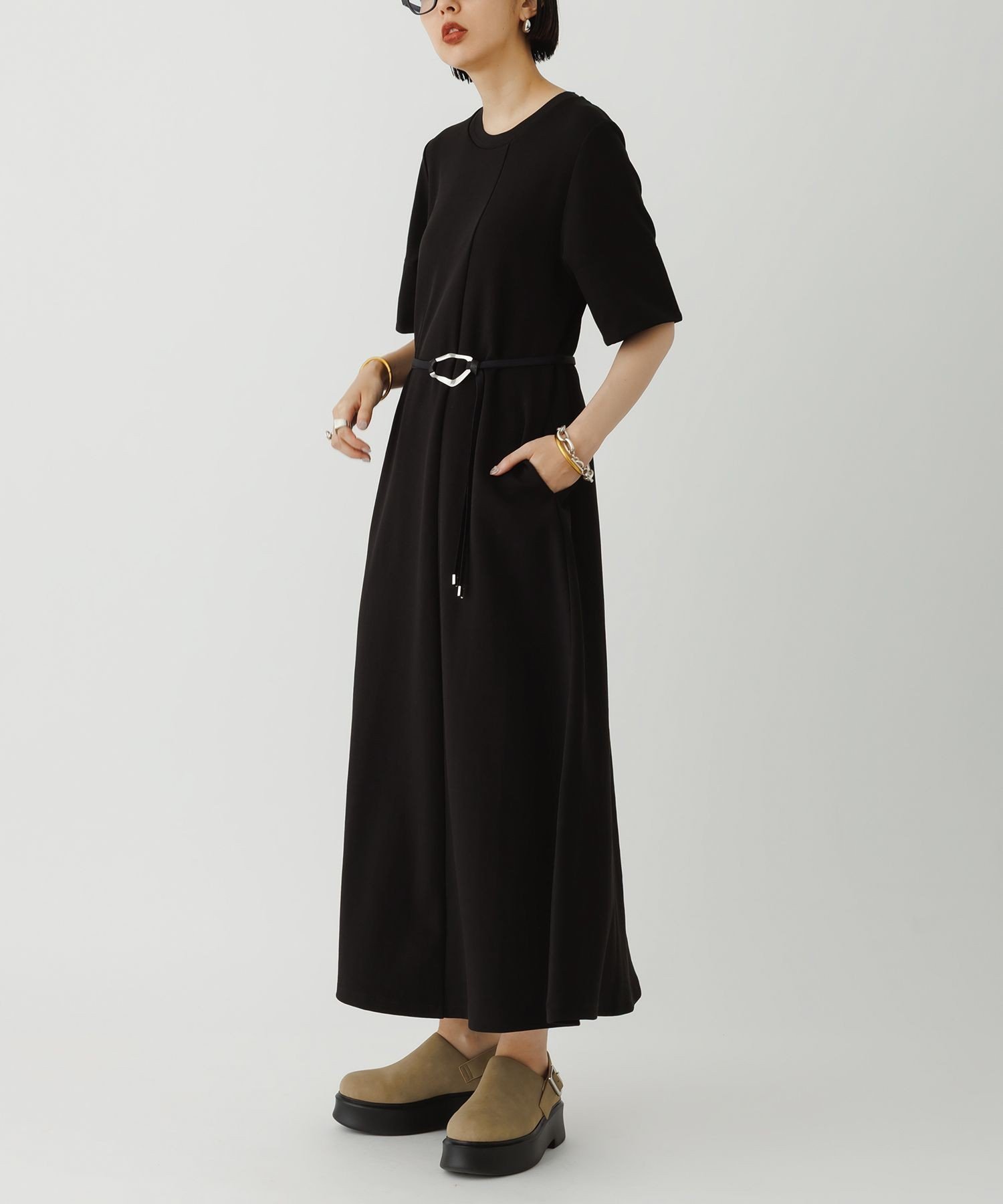 【アダム エ ロペ/ADAM ET ROPE'】の【サステナブル】ベルトコンビアシメワンピース インテリア・キッズ・メンズ・レディースファッション・服の通販 founy(ファニー) 　ファッション　Fashion　レディースファッション　Fashion for Women　ワンピース　Dresses　ベルト&ウエストマーク　Belts & Waist Accessories　アシンメトリー　Asymmetrical Style　コンパクト　Compact, Small Size　シルバー　Silver, Metallic Silver　スリーブ　Sleeve, Long Sleeve / Short Sleeve　デニム　Denim, Jeans Material　ネックレス　Necklace, Pendant Necklace　ハーフ　Half, Half-Length　バランス　Balance, Style Balance　フレア　Flare, Flared　ポケット　Pocket, Pocket Detail　A/W・秋冬　Autumn/Winter　おすすめ　Recommended / Our Picks　2026年　2026　ブラック(01)|ID: prp329100004869128 ipo3291000000036284825