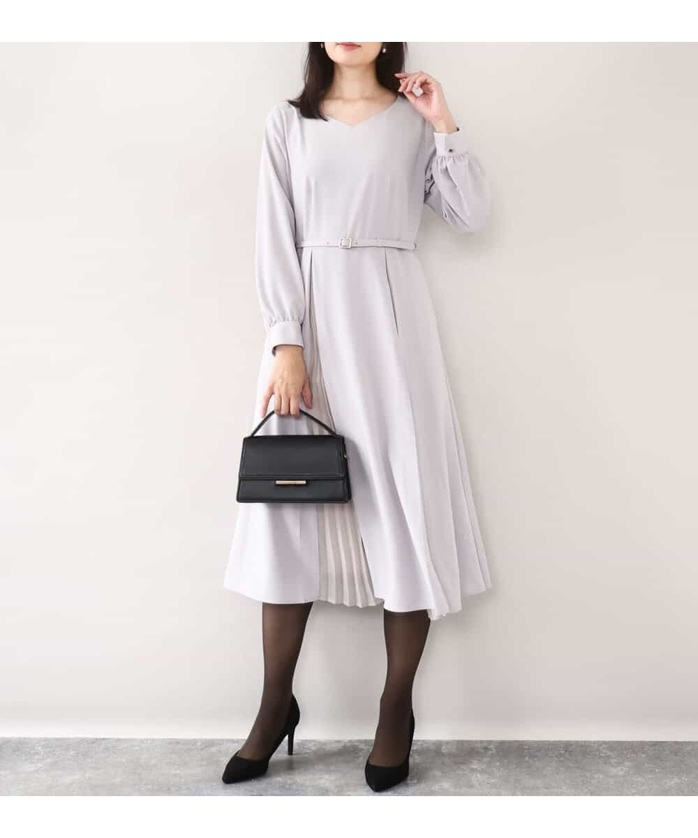 【オフオン/ofuon】のシフォンプリーツデザインワンピース/洗える/WEB限定サイズあり インテリア・キッズ・メンズ・レディースファッション・服の通販 founy(ファニー) 　ファッション　Fashion　レディースファッション　Fashion for Women　ワンピース　Dresses　カーディガン　Cardigan, Knitwear　シフォン　Chiffon, Lightweight Fabric　ジャケット　Jacket, Outerwear　フィット　Fit, Slim Fit　ブルゾン　Blouson, Bomber Jacket　プリーツ　Pleats, Pleated　エレガント 上品　Elegant　冬　Winter / This Winter　夏　Summer　春　Spring　洗える　Machine Washable　秋　Autumn　A/W・秋冬　Autumn/Winter　グレージュ|ID: prp329100004869130 ipo3291000000036284844