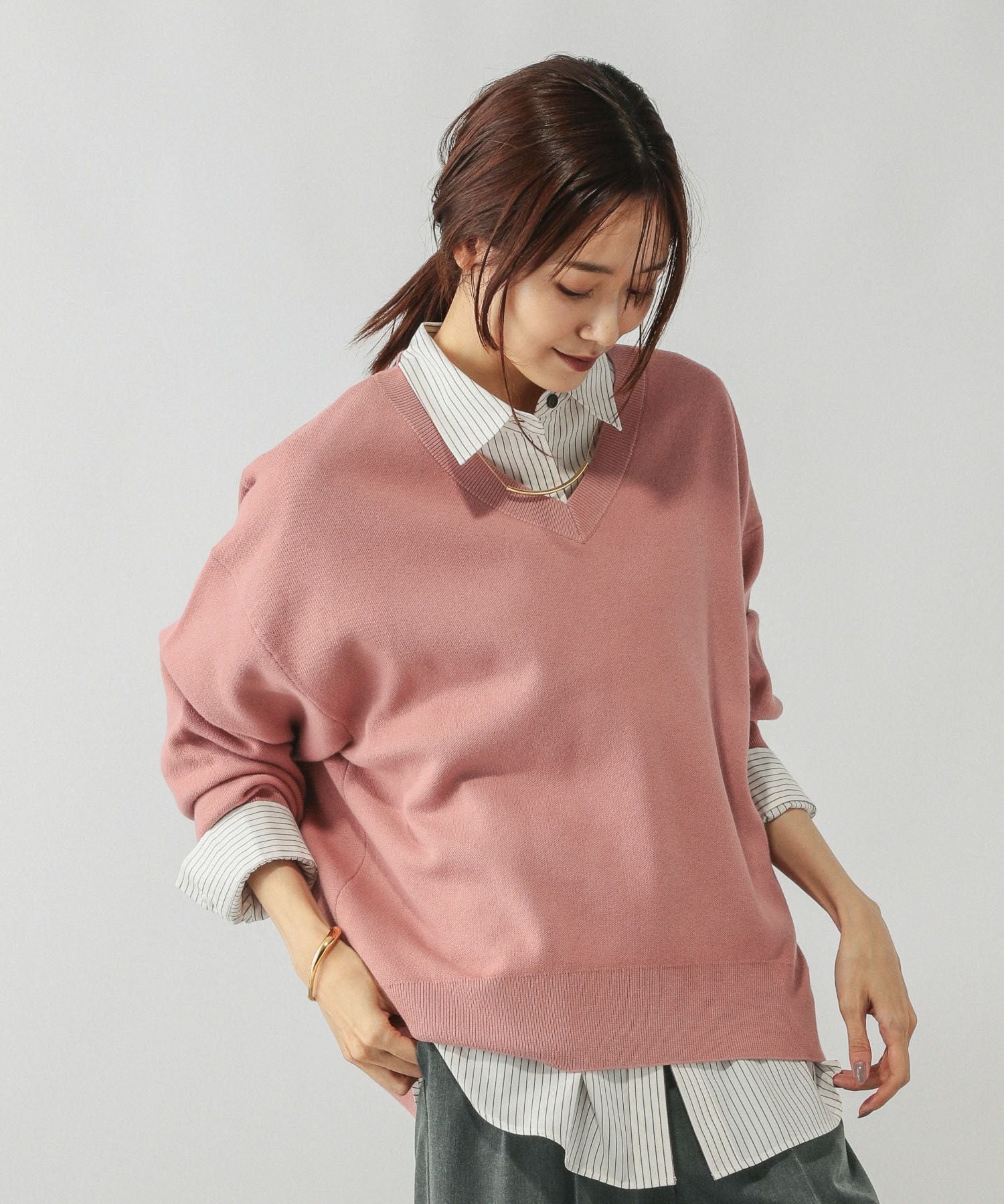 【グローバルワーク/GLOBAL WORK】のスウェットライクVネックプルオーバー/571342 インテリア・キッズ・メンズ・レディースファッション・服の通販 founy(ファニー) 　ファッション　Fashion　レディースファッション　Fashion for Women　トップス・カットソー　Cut & Sew Tops　レディースパーカー・カジュアルフーディー　Casual Hoodies & Sweatshirts　カジュアルプルオーバー・ニットトップス　Pullovers & Knit Tops / Casual Pullovers　スウェット・クルーネックトップス　Sweatshirts & Crewnecks / Relaxed Fit Sweat Tops　Vネックトップス　V-Neck Tops / V-Cut Neckline Shirts　おすすめ　Recommended / Our Picks　ジャカード／ジャガード　Jacquard, Woven Pattern　ダブル　Double, Double-Breasted　ラウンド　Round, Round Neck　スモークピンク28|ID: prp329100004869494 ipo3291000000036291182