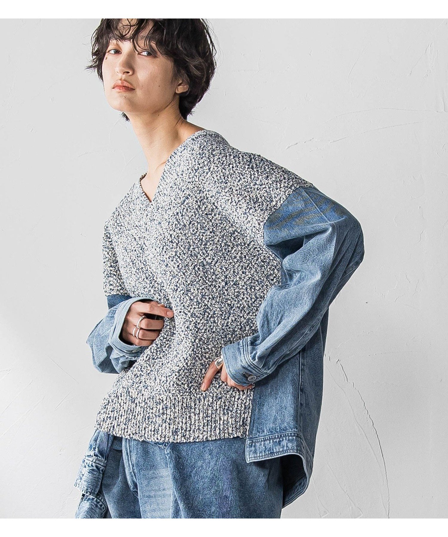 【メイソングレイ/MAYSON GREY】のデニムドッキングVネックニットプルオーバー≪洗濯機で洗える≫ インテリア・キッズ・メンズ・レディースファッション・服の通販 founy(ファニー) 　ファッション　Fashion　レディースファッション　Fashion for Women　トップス・カットソー　Cut & Sew Tops　ニット　Knit Tops & Sweaters　カジュアルプルオーバー・ニットトップス　Pullovers & Knit Tops / Casual Pullovers　Vネックトップス　V-Neck Tops / V-Cut Neckline Shirts　春　Spring　洗える　Machine Washable　鹿の子　Piqué, Kanoko Fabric　シンプル　Simple, Minimal　デニム　Denim, Jeans Material　ドッキング　Docking, Mixed Material　長袖　Long Sleeve, Full Sleeve　パターン　Pattern, Design Print　ボトム　Bottoms, Lower Wear　ラバー　Rubber, Rubber Sole　ワイド　Wide, Wide Fit　冬　Winter / This Winter　A/W・秋冬　Autumn/Winter　おすすめ　Recommended / Our Picks　2025年　2025　2025-2026秋冬・A/W　Autumn/Winter 2025–26 AW25–26　ブルー|ID: prp329100004869495 ipo3291000000036291208