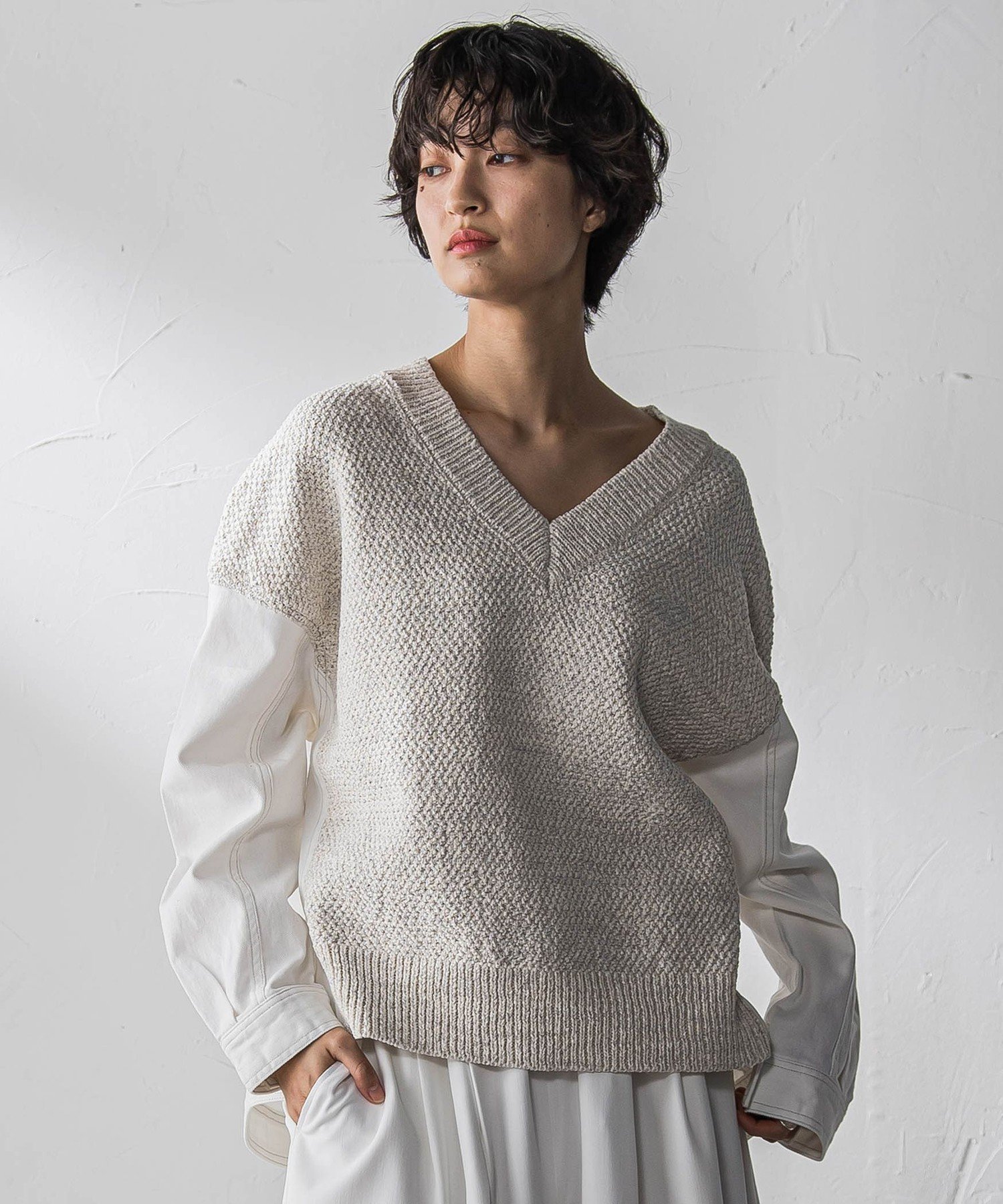 【メイソングレイ/MAYSON GREY】のデニムドッキングVネックニットプルオーバー≪洗濯機で洗える≫ インテリア・キッズ・メンズ・レディースファッション・服の通販 founy(ファニー) 　ファッション　Fashion　レディースファッション　Fashion for Women　トップス・カットソー　Cut & Sew Tops　ニット　Knit Tops & Sweaters　カジュアルプルオーバー・ニットトップス　Pullovers & Knit Tops / Casual Pullovers　Vネックトップス　V-Neck Tops / V-Cut Neckline Shirts　春　Spring　洗える　Machine Washable　鹿の子　Piqué, Kanoko Fabric　シンプル　Simple, Minimal　デニム　Denim, Jeans Material　ドッキング　Docking, Mixed Material　長袖　Long Sleeve, Full Sleeve　パターン　Pattern, Design Print　ボトム　Bottoms, Lower Wear　ラバー　Rubber, Rubber Sole　ワイド　Wide, Wide Fit　冬　Winter / This Winter　A/W・秋冬　Autumn/Winter　おすすめ　Recommended / Our Picks　2025年　2025　2025-2026秋冬・A/W　Autumn/Winter 2025–26 AW25–26　オフホワイト|ID: prp329100004869495 ipo3291000000036291210