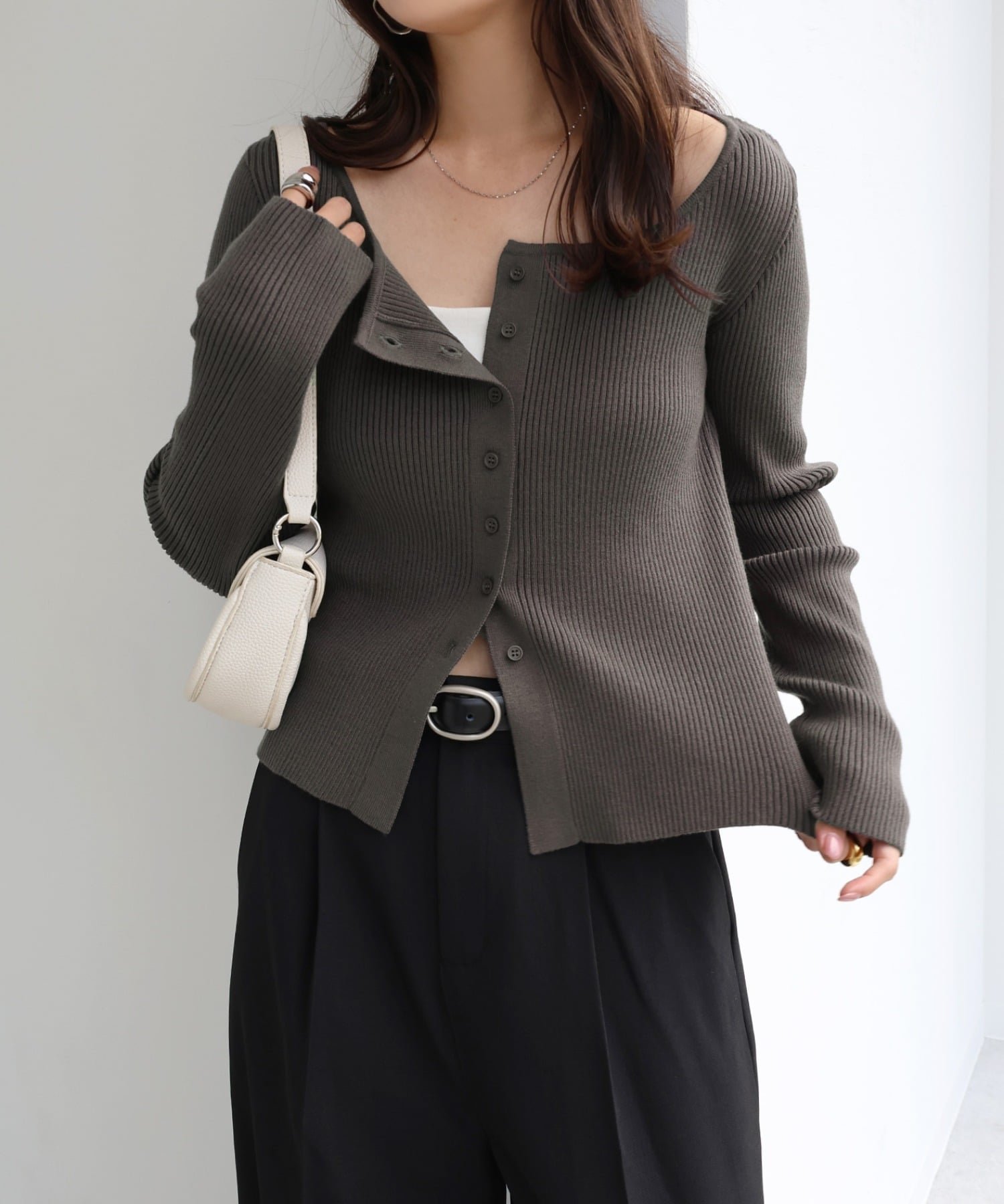 【アンドミー/andme】のボートネック リブ ニット カーディガン トップス インテリア・キッズ・メンズ・レディースファッション・服の通販 founy(ファニー) 　ファッション　Fashion　レディースファッション　Fashion for Women　トップス・カットソー　Cut & Sew Tops　ニット　Knit Tops & Sweaters　カーディガン・羽織り　Layered Style Cardigans　インナー　Innerwear　カーディガン　Cardigan, Knitwear　シンプル　Simple, Minimal　ジャケット　Jacket, Outerwear　デコルテ　Décolleté, Neckline　フィット　Fit, Slim Fit　フロント　Front, Front Design　ラウンド　Round, Round Neck　リブニット　Rib Knit, Ribbed Knit　エレガント 上品　Elegant　チャコールグレー|ID: prp329100004869506 ipo3291000000036291480