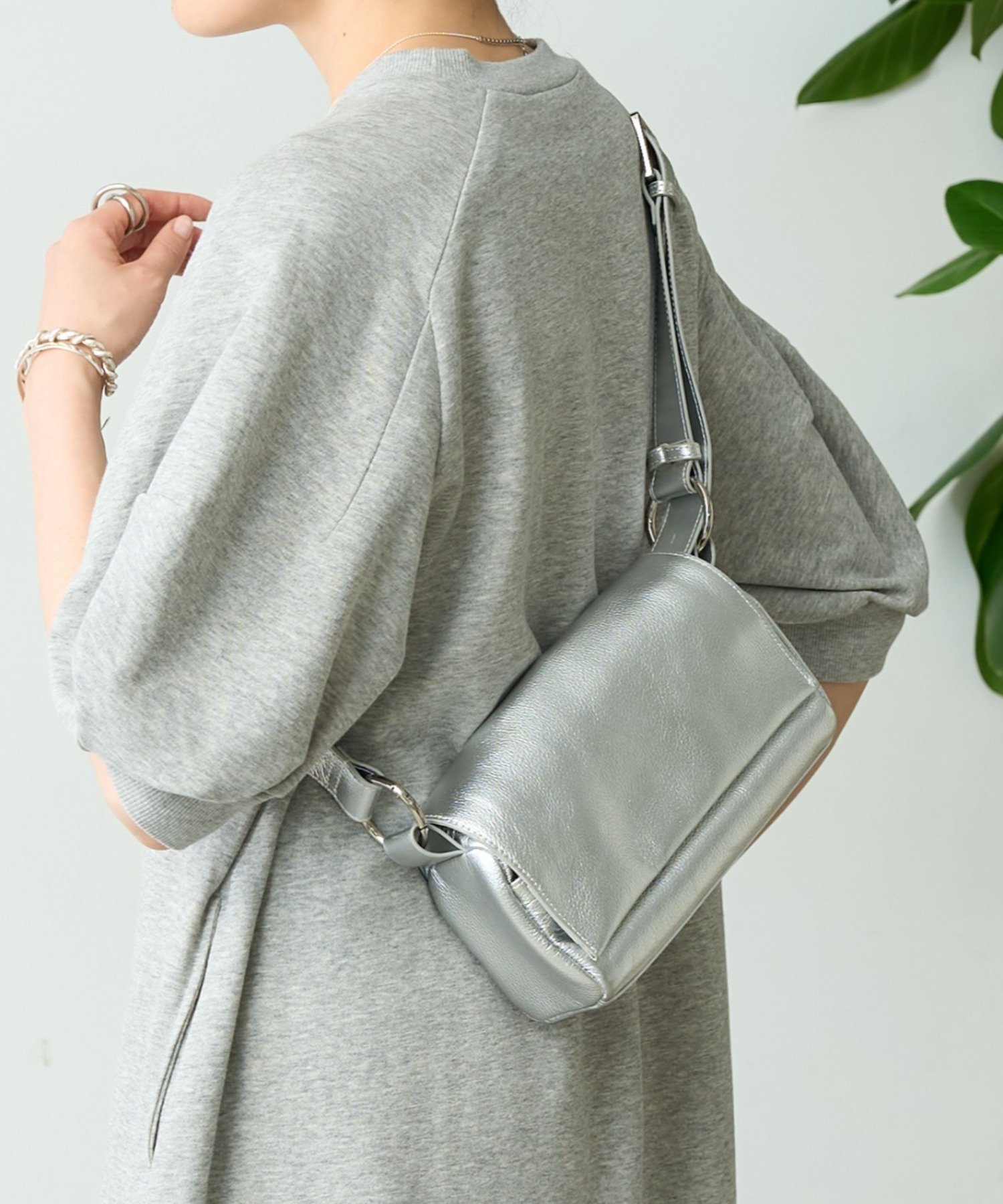 【その他のブランド/Other】の《本革》ミニレザーボディバッグ インテリア・キッズ・メンズ・レディースファッション・服の通販 founy(ファニー) 　ファッション　Fashion　メンズファッション　Fashion for Men　バッグ　Bags　アクセサリー　Fashion Accessories　コンパクト　Compact, Small Size　ショルダー　Shoulder, Shoulder Strap　シルバー　Silver, Metallic Silver　スカーフ　Scarf, Neckwear　チャーム　Charm, Pendant　ドット　Polka Dot, Dot Pattern　定番　Standard, Basic Item　人気　Popular, Best Seller　フラップ　Flap, Flap Pocket　ポケット　Pocket, Pocket Detail　マグネット　Magnet, Magnetic Closure　おすすめ　Recommended / Our Picks　エレガント 上品　Elegant　シルバー|ID: prp329100004869768 ipo3291000000036294329