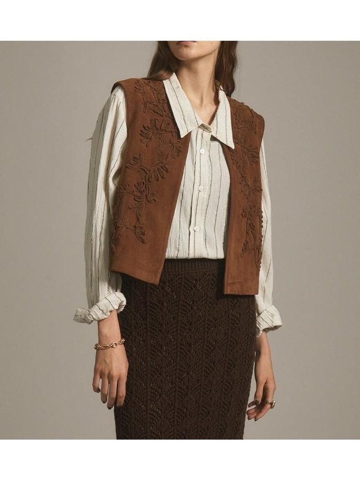 【ヴァン/Vin】のフェイクスウェード刺繍ベスト インテリア・キッズ・メンズ・レディースファッション・服の通販 founy(ファニー) https://founy.com/ ファッション Fashion レディースファッション Fashion for Women アウター Coat / Outerwear Collection トップス・カットソー Cut & Sew Tops ベスト&ジレ / 重ね着スタイル Vests & Gilets ベスト Vest, Waistcoat ボタニカル Botanical, Floral Pattern |ID: prp329100004871430 ipo3291000000036315695