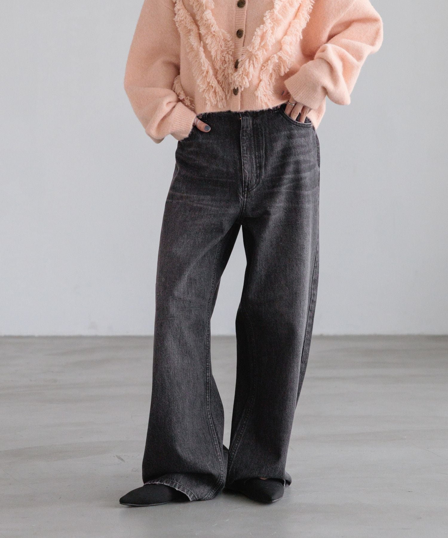 【ローリーズファーム/LOWRYS FARM】のワイドストレートデニムパンツ インテリア・キッズ・メンズ・レディースファッション・服の通販 founy(ファニー) 　ファッション　Fashion　レディースファッション　Fashion for Women　パンツ　Pants & Trousers　デニムパンツ・ジーンズ・美脚デニム　Denim Jeans & Pants　インディゴ　Indigo Denim　春　Spring　今季　This Season, Current Season　シンプル　Simple, Minimal　ストレート　Straight, Straight Cut　ダメージ　Distressed, Destroyed　デニム　Denim, Jeans Material　バランス　Balance, Style Balance　フェミニン　Feminine, Girly　フラット　Flat, Flat Shoes　ワイド　Wide, Wide Fit　ブラック|ID: prp329100004871520 ipo3291000000036316994