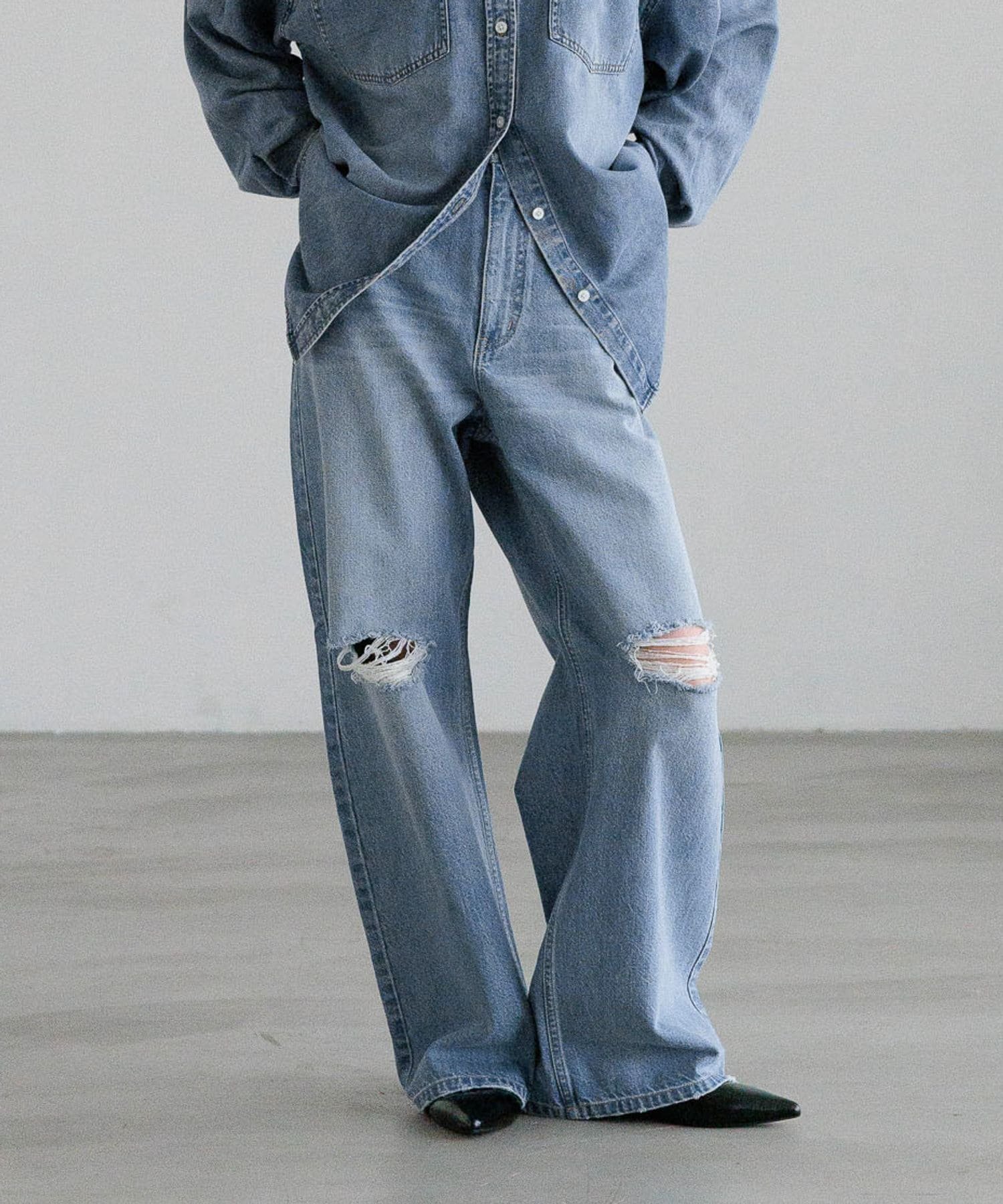 【ローリーズファーム/LOWRYS FARM】のワイドストレートデニムパンツ インテリア・キッズ・メンズ・レディースファッション・服の通販 founy(ファニー) 　ファッション　Fashion　レディースファッション　Fashion for Women　パンツ　Pants & Trousers　デニムパンツ・ジーンズ・美脚デニム　Denim Jeans & Pants　インディゴ　Indigo Denim　春　Spring　今季　This Season, Current Season　シンプル　Simple, Minimal　ストレート　Straight, Straight Cut　ダメージ　Distressed, Destroyed　デニム　Denim, Jeans Material　バランス　Balance, Style Balance　フェミニン　Feminine, Girly　フラット　Flat, Flat Shoes　ワイド　Wide, Wide Fit　ブルー/ヒザダメージ|ID: prp329100004871520 ipo3291000000036316999