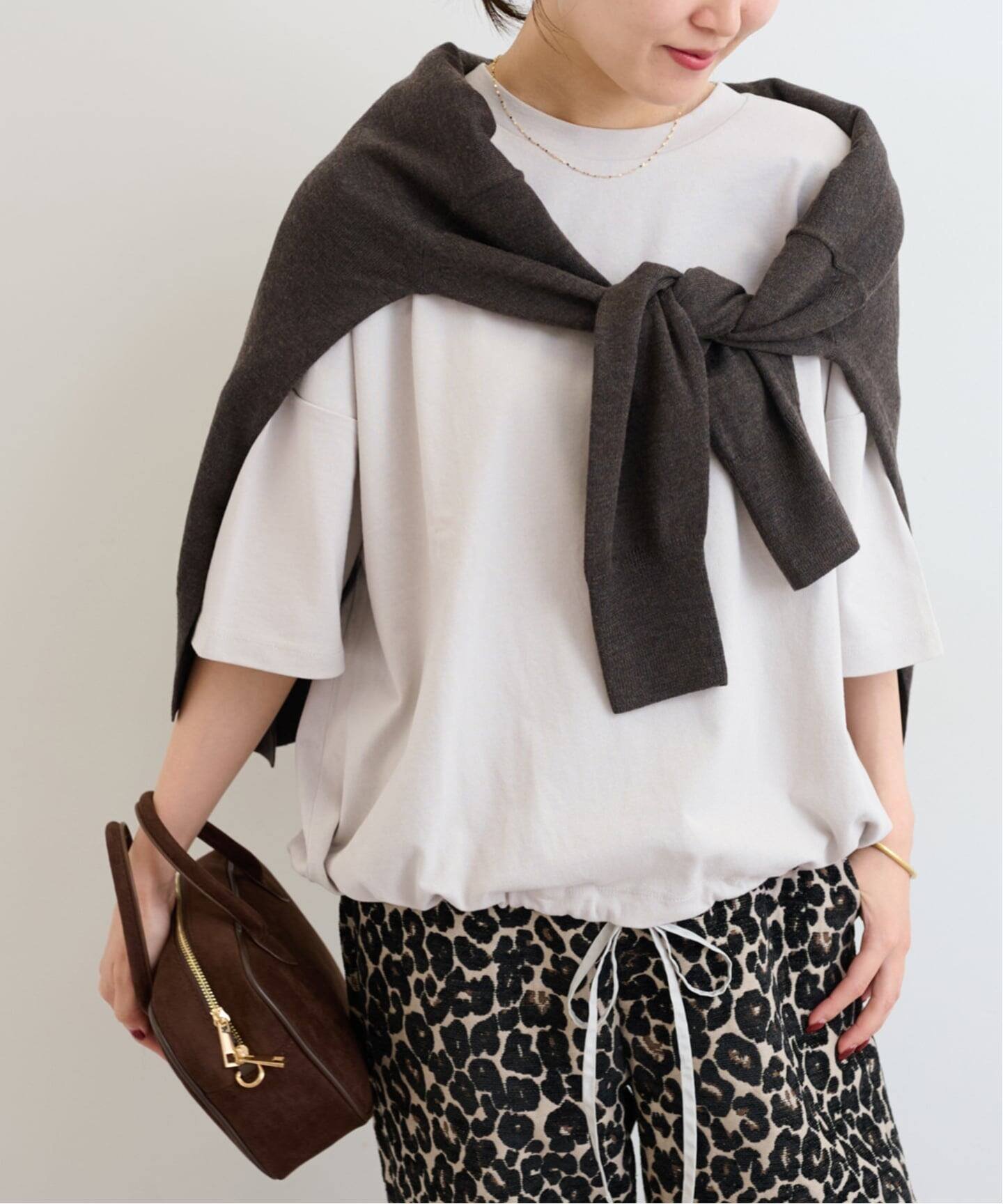 【ジャーナルスタンダード レリューム/JOURNAL STANDARD relume】の《追加6》ギャザーヘムショートスリーブTシャツ インテリア・キッズ・メンズ・レディースファッション・服の通販 founy(ファニー) ファッション Fashion レディースファッション Fashion for Women トップス・カットソー Cut & Sew Tops シャツ・ブラウス・オフィスカジュアル Elegant Blouses & Button-Ups ロングTシャツ・Tシャツ Longline T-Shirts & Tees 2025年 2025 2025-2026秋冬・A/W Autumn/Winter 2025–26 AW25–26 ブラウジング Blouson Silhouette, Cinched Waist 夏 Summer グレーB|ID: prp329100004871847 ipo3291000000036323973