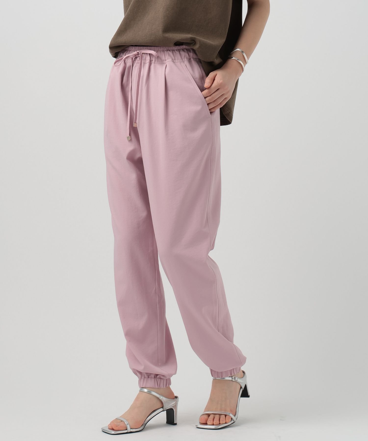 【ベイフロー/BAYFLOW】のセミストレートシルエットで登場!! RPタックジョガーパンツ 人気、トレンドファッション・服の通販 founy(ファニー) 　ファッション　Fashion　レディースファッション　Fashion for Women　パンツ　Pants & Trousers　おすすめ　Recommended / Our Picks　カーゴパンツ　Cargo Pants, Utility Pants　シンプル　Simple, Minimal　ストレッチ　Stretch, Stretchy Fabric　今季　This Season, Current Season　定番　Standard, Basic Item　楽ちん　Easy Fit, Comfortable　 other-1|ID: prp329100004871895 ipo3291000000036324810