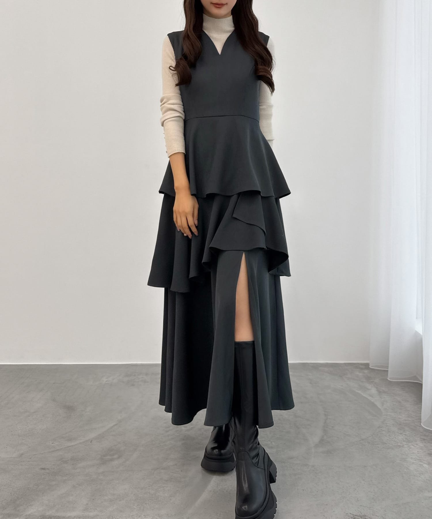 【ジュノア/JUNOAH】のCENEA スリットティアードワンピース インテリア・キッズ・メンズ・レディースファッション・服の通販 founy(ファニー) 　ファッション　Fashion　レディースファッション　Fashion for Women　ワンピース　Dresses　チャコール|ID: prp329100004871925 ipo3291000000036325100