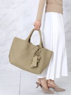 【ヴァン/Vin】のミニポーチ付き編み込みスクエアビッグトート 人気、トレンドファッション・服の通販 founy(ファニー) ファッション Fashion レディースファッション Fashion for Women バッグ Bags ポーチ&ミニバッグ Pouches & Mini Bags ショルダー Shoulder, Shoulder Strap スマホ Smartphone, Mobile Device チェーン Chain, Chain Strap チャーム Charm, Pendant ビジネス 仕事 通勤 Business / Work / Commuting ポシェット Pochette, Mini Bag ポーチ Pouch, Small Case エレガント 上品 Elegant 手帳 Planner, Notebook 旅行 Travel 財布 Wallet, Purse thumbnail ベージュ|ID: prp329100004871949 ipo3291000000036325193