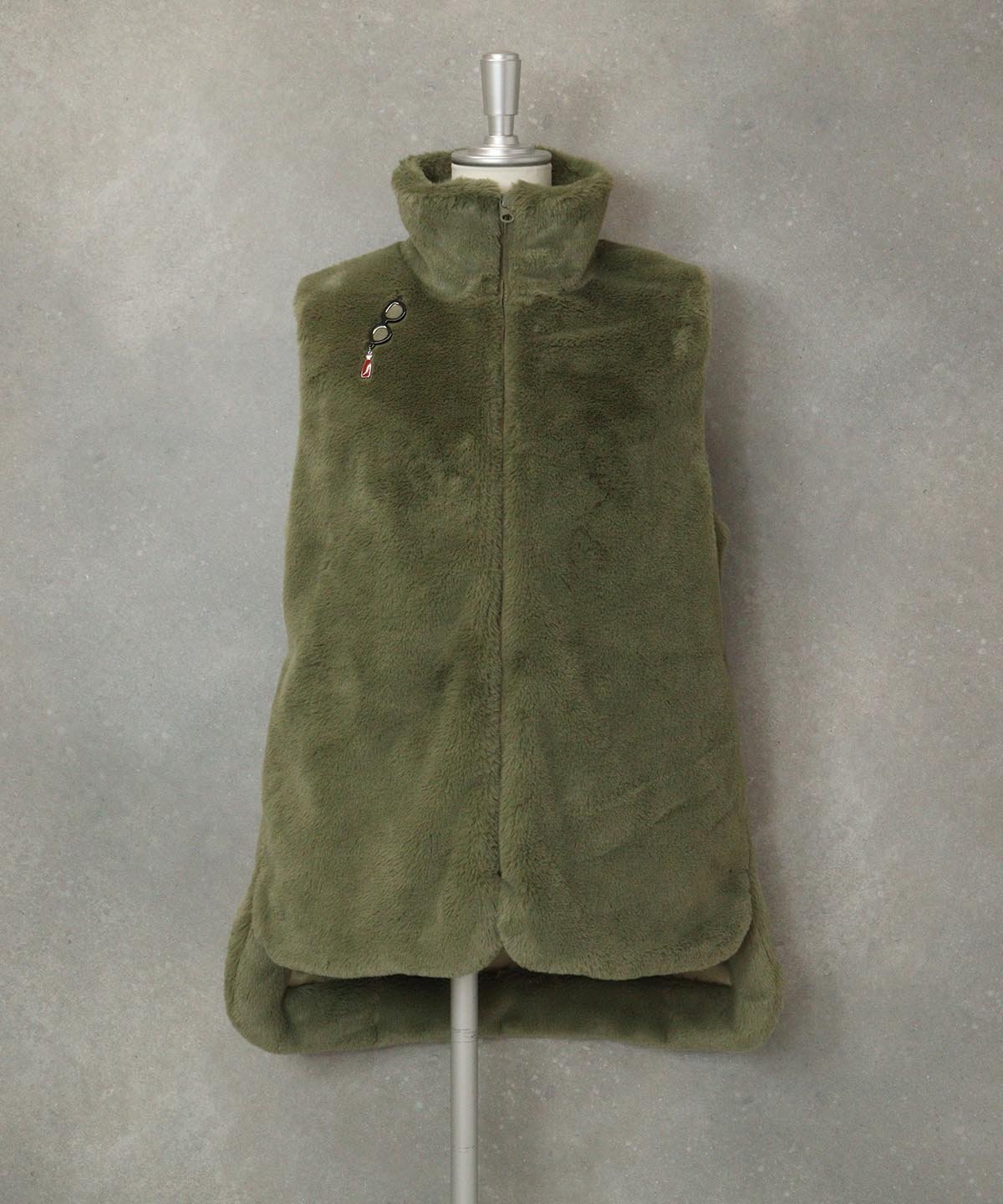 【スタジオピッコーネ/STUDIO PICONE】の【オンラインストア・店舗限定商品】フェイクファーベスト インテリア・キッズ・メンズ・レディースファッション・服の通販 founy(ファニー) 　ファッション　Fashion　レディースファッション　Fashion for Women　アウター　Coat / Outerwear Collection　トップス・カットソー　Cut & Sew Tops　ベスト&ジレ / 重ね着スタイル　Vests & Gilets　なめらか　Smooth, Silky Texture　フェイクファー　Faux Fur, Imitation Fur　ワンポイント　One Point, Statement Accent　人気　Popular, Best Seller　カーキ|ID: prp329100004872203 ipo3291000000036333045