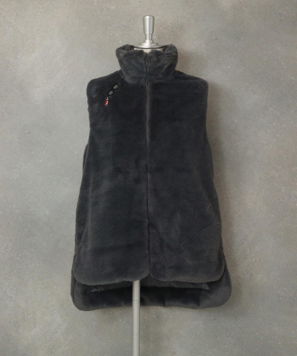 【スタジオピッコーネ/STUDIO PICONE】の【オンラインストア・店舗限定商品】フェイクファーベスト インテリア・キッズ・メンズ・レディースファッション・服の通販 founy(ファニー) 　ファッション　Fashion　レディースファッション　Fashion for Women　アウター　Coat / Outerwear Collection　トップス・カットソー　Cut & Sew Tops　ベスト&ジレ / 重ね着スタイル　Vests & Gilets　なめらか　Smooth, Silky Texture　フェイクファー　Faux Fur, Imitation Fur　ワンポイント　One Point, Statement Accent　人気　Popular, Best Seller　グレー|ID: prp329100004872203 ipo3291000000036333048