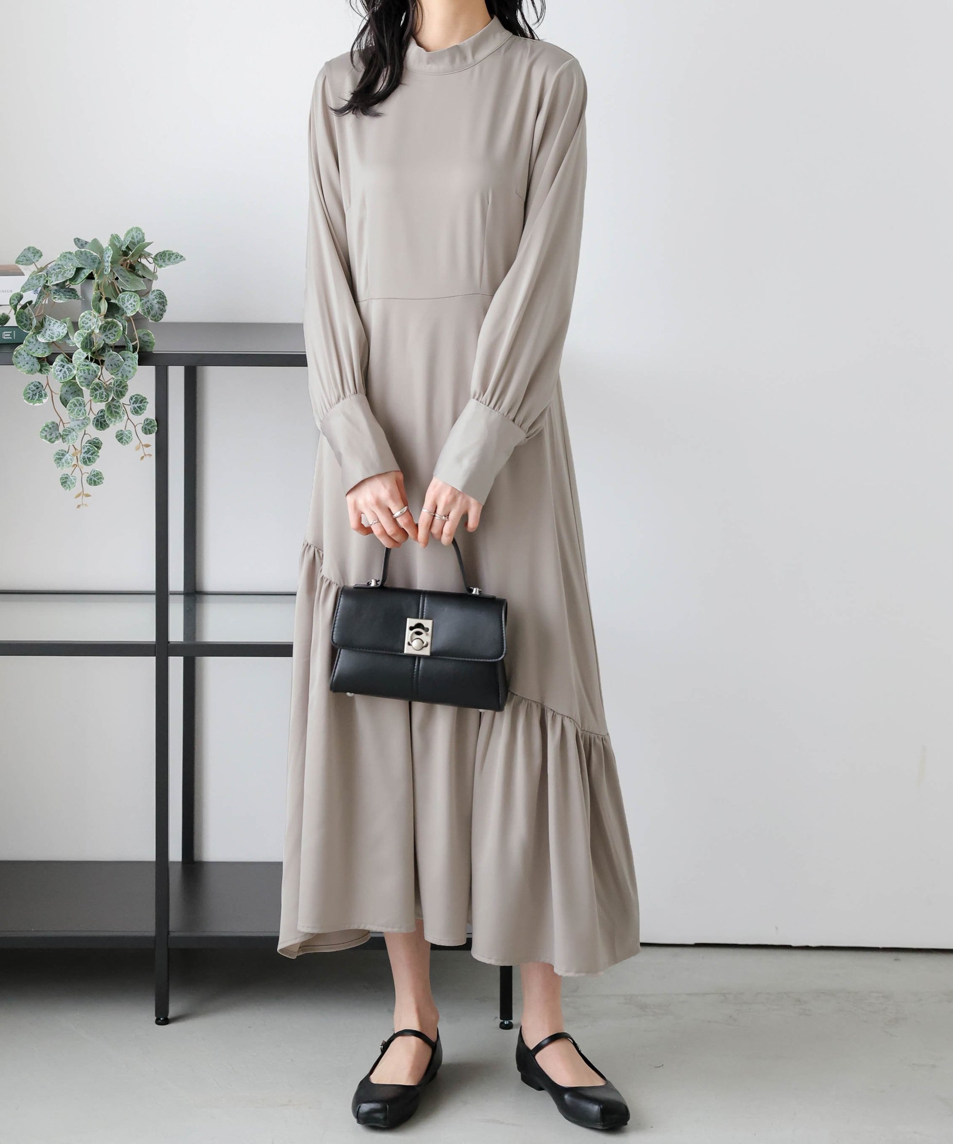 【ラジュール/Lajour】のシンメトリー ギャザーデザインワンピース インテリア・キッズ・メンズ・レディースファッション・服の通販 founy(ファニー) ファッション Fashion レディースファッション Fashion for Women ワンピース Dresses おすすめ Recommended / Our Picks なめらか Smooth, Silky Texture アシンメトリー Asymmetrical Style エレガント 上品 Elegant カフス Cuff Design ギャザー Gathered, Ruffled クラシカル Classical, Vintage-Inspired サテン Satin, Glossy Fabric スタンド Stand Collar, Upright Stand ベージュ|ID: prp329100004872246 ipo3291000000036334113