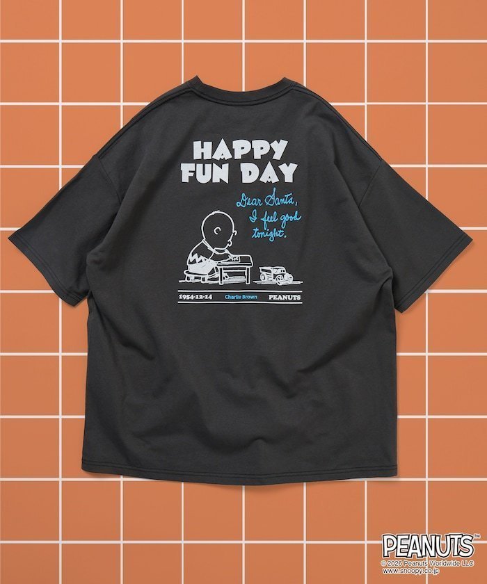 【フリークスストア/FREAK'S STORE】のPEANUTS/ピーナッツ 別注 ビッグシルエット バックプリント クルーネックTシャツ/HAPPY FUN DAY 【限定展開】 インテリア・キッズ・メンズ・レディースファッション・服の通販 founy(ファニー) 　ファッション　Fashion　レディースファッション　Fashion for Women　トップス・カットソー　Cut & Sew Tops　シャツ・ブラウス・オフィスカジュアル　Elegant Blouses & Button-Ups　ロングTシャツ・Tシャツ　Longline T-Shirts & Tees　バッグ　Bags　インナー　Innerwear　カーゴパンツ　Cargo Pants, Utility Pants　ショーツ　Shorts, Short Pants　シンプル　Simple, Minimal　デニム　Denim, Jeans Material　トレンド　Trend, Trending Now　定番　Standard, Basic Item　人気　Popular, Best Seller　ビッグ　Big, Oversized　フロント　Front, Front Design　プリント　Print, Printed Pattern　ボトム　Bottoms, Lower Wear　別注　Limited Edition, Custom Order　ワイド　Wide, Wide Fit　ワンポイント　One Point, Statement Accent　S/S・春夏　SS, Spring/Summer, Warm Season　おすすめ　Recommended / Our Picks　夏　Summer　2026年　2026　スミクロ|ID: prp329100004872454 ipo3291000000036339598