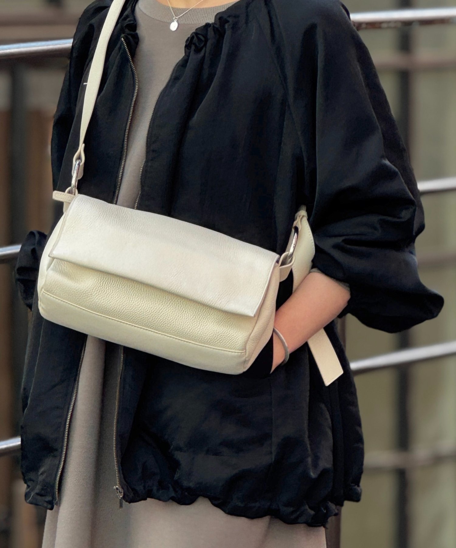 【ビアズリー/BEARDSLEY】の《本革》レザーボディバッグ インテリア・キッズ・メンズ・レディースファッション・服の通販 founy(ファニー) 　ファッション　Fashion　レディースファッション　Fashion for Women　バッグ　Bags　ショルダー　Shoulder, Shoulder Strap　シルバー　Silver, Metallic Silver　スカーフ　Scarf, Neckwear　ドット　Polka Dot, Dot Pattern　フラップ　Flap, Flap Pocket　ポケット　Pocket, Pocket Detail　マグネット　Magnet, Magnetic Closure　再入荷　Restock / Back in Stock　アイボリー|ID: prp329100004875155 ipo3291000000036363039