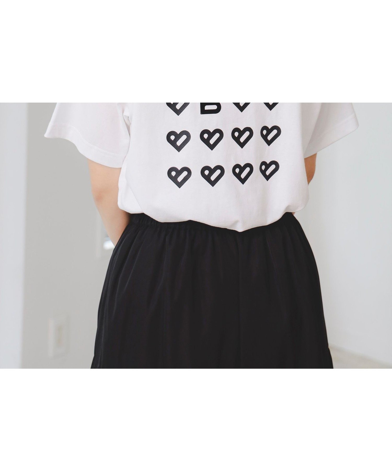 【ビームス ウイメン/BEAMS】のB-HEARTロゴ バックプリント Tシャツ(S~L) インテリア・キッズ・メンズ・レディースファッション・服の通販 founy(ファニー) 　ファッション　Fashion　レディースファッション　Fashion for Women　トップス・カットソー　Cut & Sew Tops　シャツ・ブラウス・オフィスカジュアル　Elegant Blouses & Button-Ups　ロングTシャツ・Tシャツ　Longline T-Shirts & Tees　バッグ　Bags　ウェーブ　Wavy Pattern　カットソー　Cut and Sewn Top　プリント　Print, Printed Pattern　ベーシック　Basic, Essential　半袖　Short Sleeve, Half Sleeve　メンズ　Men's, Menswear　モチーフ　Motif, Design Theme　リラックス　Relax, Relaxed Fit　OFF×BLACK|ID: prp329100004875524 ipo3291000000036365632