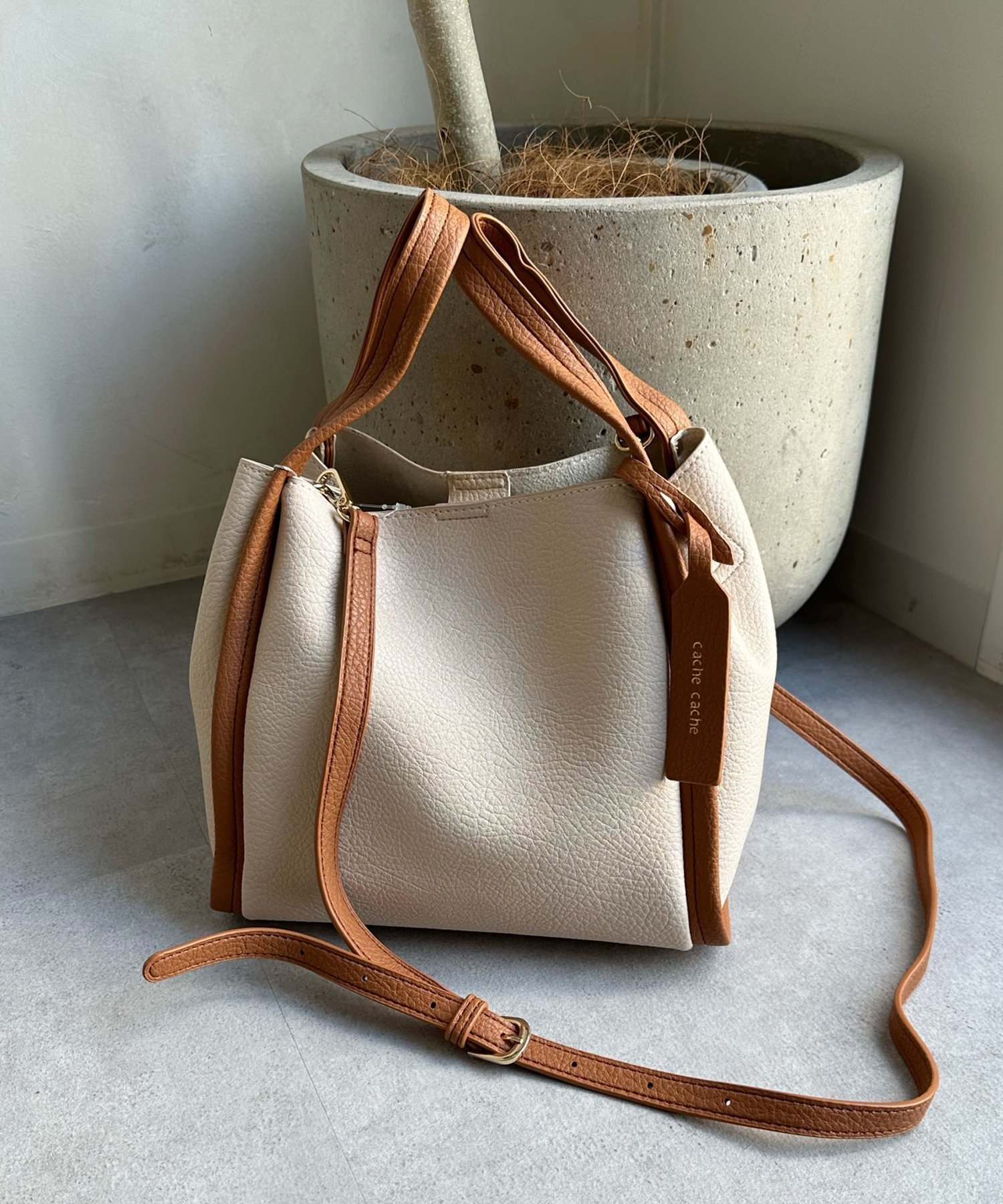 【ドゥドゥ/DouDou】の【ベストセラーアイテム】ミニショルダー付ソフトレザー調ミニバッグ インテリア・キッズ・メンズ・レディースファッション・服の通販 founy(ファニー) 　ファッション　Fashion　レディースファッション　Fashion for Women　アウター　Coat / Outerwear Collection　トップス・カットソー　Cut & Sew Tops　ベスト&ジレ / 重ね着スタイル　Vests & Gilets　バッグ　Bags　ショルダー　Shoulder, Shoulder Strap　シンプル　Simple, Minimal　スマート　Smart, Elegant　フィット　Fit, Slim Fit　リアル　Real, Realistic　A/W・秋冬　Autumn/Winter　冬　Winter / This Winter　再入荷　Restock / Back in Stock　2024年　2024　2024-2025秋冬・A/W　Autumn/Winter 2024–25 AW24–25　エクリュ|ID: prp329100004875706 ipo3291000000036366900