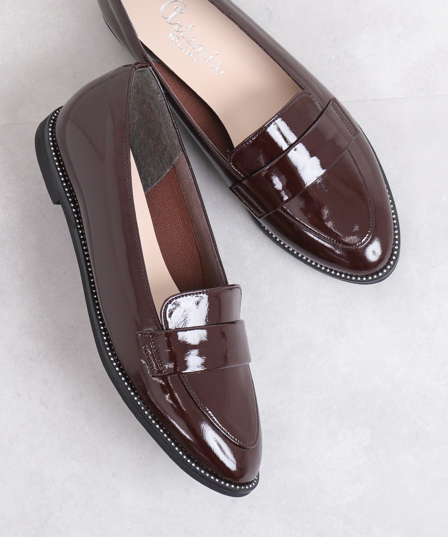 【アルテミス バイ ダイアナ/artemis by DIANA】のエナメルローファー インテリア・キッズ・メンズ・レディースファッション・服の通販 founy(ファニー) 　ファッション　Fashion　レディースファッション　Fashion for Women　エナメル　Patent Leather　クッション　Cushion, Throw Pillow　抗菌　Antibacterial, Bacteria-Resistant　シンプル　Simple, Minimal　ジャケット　Jacket, Outerwear　ストーン　Stone, Gem-Like　センター　Center, Center Line　ソックス　Socks, Hosiery　ファブリック　Fabric, Textile　ワイド　Wide, Wide Fit　再入荷　Restock / Back in Stock　おすすめ　Recommended / Our Picks　エレガント 上品　Elegant　ダークブラウン人工エナメル|ID: prp329100004875774 ipo3291000000036367312