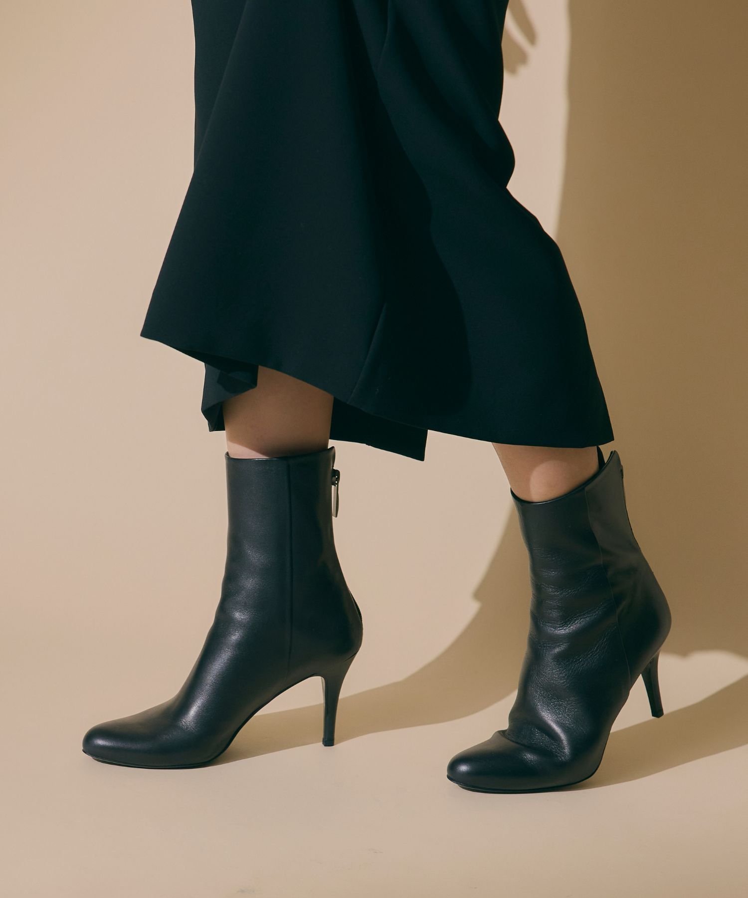 【セブン トゥエルブ サーティ/SEVEN TWELVE THIRTY】のLovelyWalk ラウンドショートブーツ インテリア・キッズ・メンズ・レディースファッション・服の通販 founy(ファニー) 　ファッション　Fashion　レディースファッション　Fashion for Women　エレガント 上品　Elegant　コレクション　Collection, Seasonal Line　サンダル　Sandals, Summer Shoes　シューズ　Shoes, Footwear　ショート　Short, Short Length　シンプル　Simple, Minimal　パーティ　Party, Party Style　フィット　Fit, Slim Fit　フォルム　Silhouette, Form　ベーシック　Basic, Essential　ラグジュアリー　Luxury, Elegant　A/W・秋冬　Autumn/Winter　結婚式　Wedding　二次会　After Party　ビジネス 仕事 通勤　Business / Work / Commuting　ブラック|ID: prp329100004876088 ipo3291000000036369357