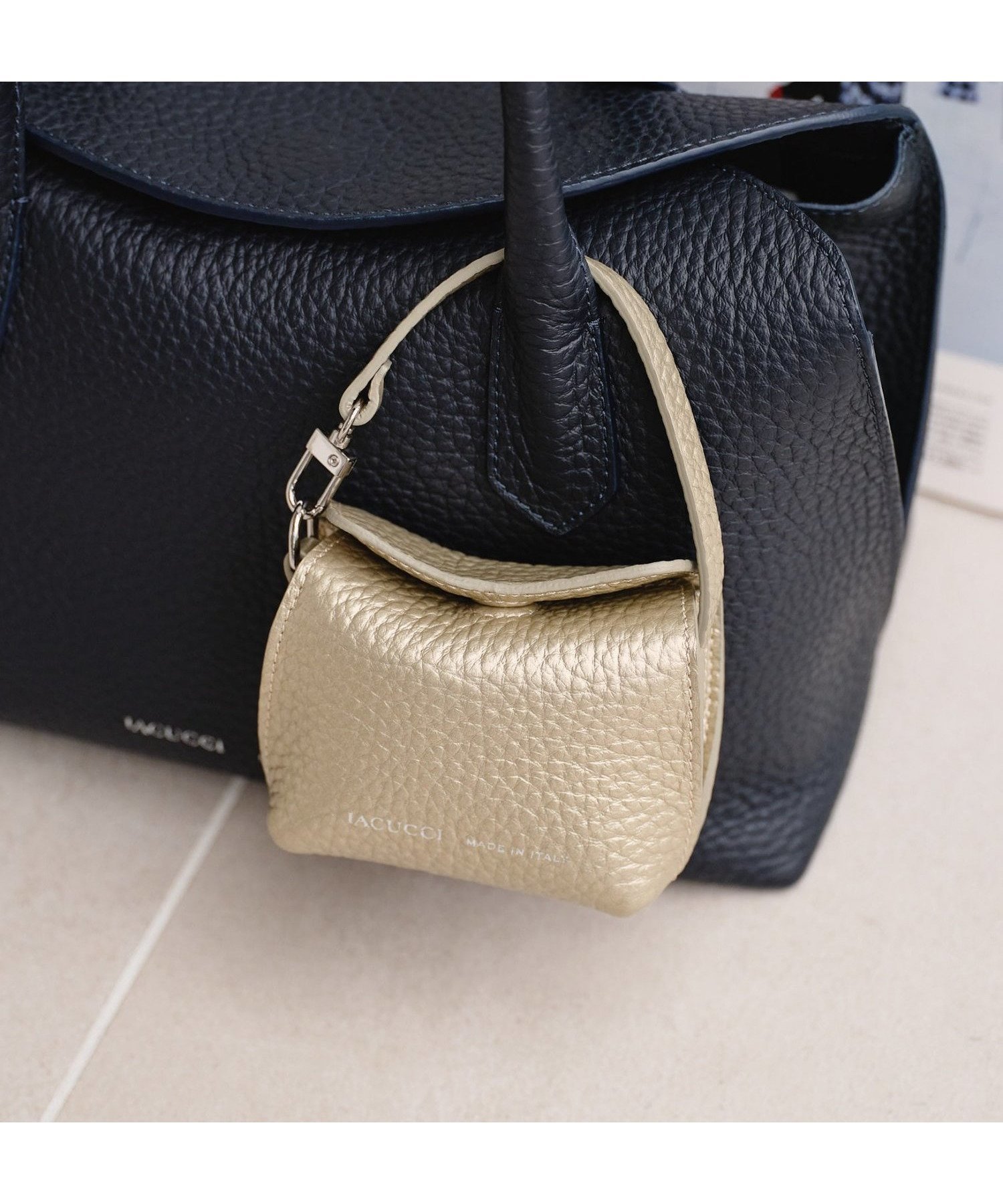 【イアクッチ/IACUCCI】のラーナ ミニチャーム ALCE 人気、トレンドファッション・服の通販 founy(ファニー) 　ファッション　Fashion　レディースファッション　Fashion for Women　アクセサリー　Fashion Accessories　イタリア　Italy　春　Spring　コレクション　Collection, Seasonal Line　スペシャル　Special, Limited Edition　チャーム　Charm, Pendant　人気　Popular, Best Seller　フォルム　Silhouette, Form　ポーチ　Pouch, Small Case　マグネット　Magnet, Magnetic Closure　メタル　Metal, Metal Parts　ラグジュアリー　Luxury, Elegant　リップ　Lip, Lip Motif　S/S・春夏　SS, Spring/Summer, Warm Season　おすすめ　Recommended / Our Picks　夏　Summer　エレガント 上品　Elegant　ギフト プレゼント　Gift / Present　2025年　2025　2025春夏・S/S　Spring/Summer 2025 SS25　 other-1|ID: prp329100004877118 ipo3291000000036380021