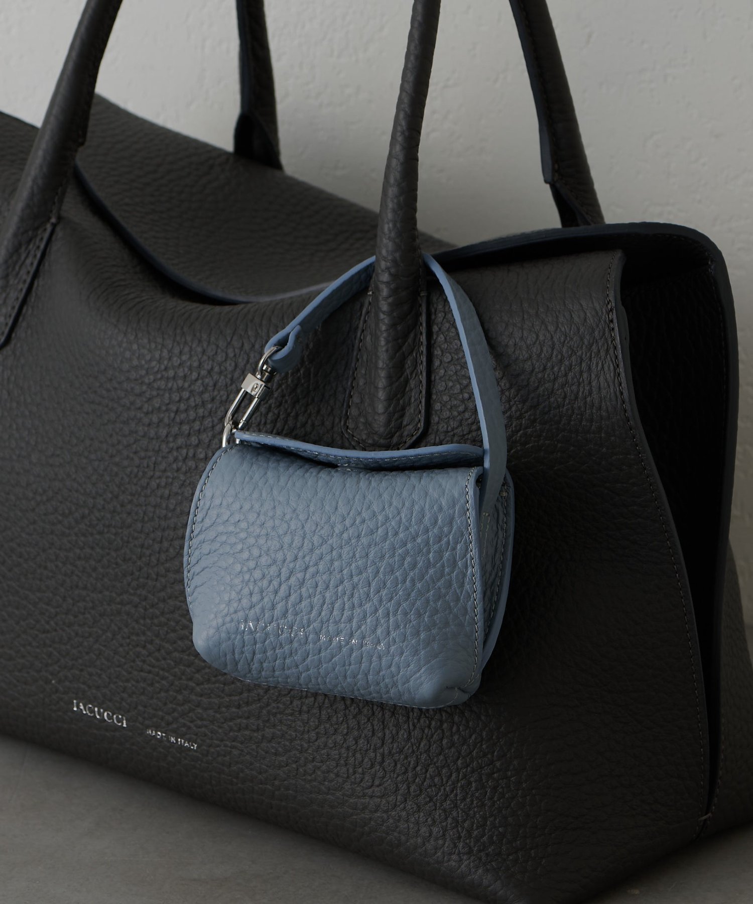 【イアクッチ/IACUCCI】のラーナ ミニチャーム ALCE インテリア・キッズ・メンズ・レディースファッション・服の通販 founy(ファニー) 　ファッション　Fashion　レディースファッション　Fashion for Women　アクセサリー　Fashion Accessories　イタリア　Italy　春　Spring　コレクション　Collection, Seasonal Line　スペシャル　Special, Limited Edition　チャーム　Charm, Pendant　人気　Popular, Best Seller　フォルム　Silhouette, Form　ポーチ　Pouch, Small Case　マグネット　Magnet, Magnetic Closure　メタル　Metal, Metal Parts　ラグジュアリー　Luxury, Elegant　リップ　Lip, Lip Motif　S/S・春夏　SS, Spring/Summer, Warm Season　おすすめ　Recommended / Our Picks　夏　Summer　エレガント 上品　Elegant　ギフト プレゼント　Gift / Present　2025年　2025　2025春夏・S/S　Spring/Summer 2025 SS25　サックスブルー|ID: prp329100004877118 ipo3291000000036380027