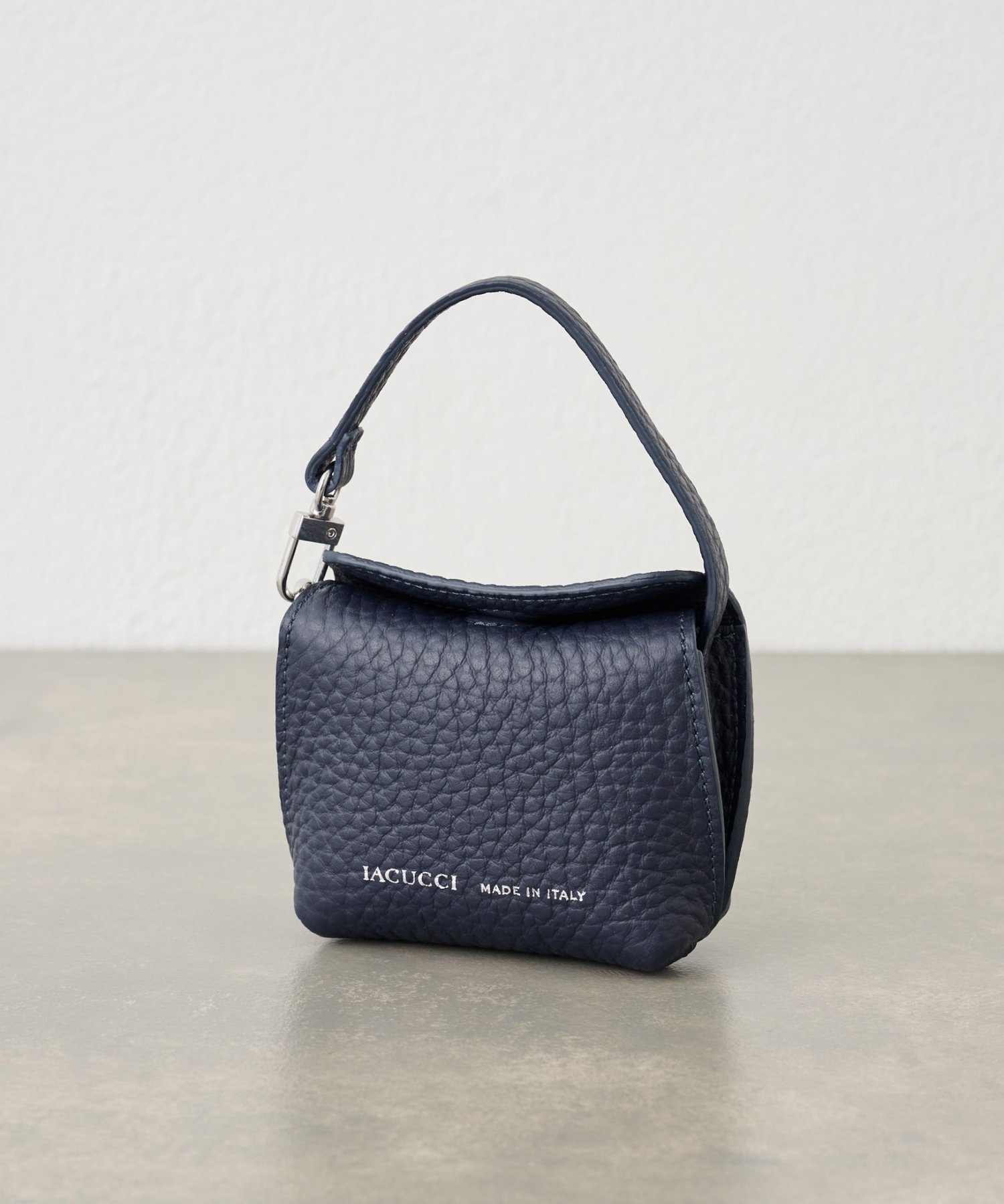 【イアクッチ/IACUCCI】のラーナ ミニチャーム ALCE インテリア・キッズ・メンズ・レディースファッション・服の通販 founy(ファニー) 　ファッション　Fashion　レディースファッション　Fashion for Women　アクセサリー　Fashion Accessories　イタリア　Italy　春　Spring　コレクション　Collection, Seasonal Line　スペシャル　Special, Limited Edition　チャーム　Charm, Pendant　人気　Popular, Best Seller　フォルム　Silhouette, Form　ポーチ　Pouch, Small Case　マグネット　Magnet, Magnetic Closure　メタル　Metal, Metal Parts　ラグジュアリー　Luxury, Elegant　リップ　Lip, Lip Motif　S/S・春夏　SS, Spring/Summer, Warm Season　おすすめ　Recommended / Our Picks　夏　Summer　エレガント 上品　Elegant　ギフト プレゼント　Gift / Present　2025年　2025　2025春夏・S/S　Spring/Summer 2025 SS25　ネイビー|ID: prp329100004877118 ipo3291000000036380028