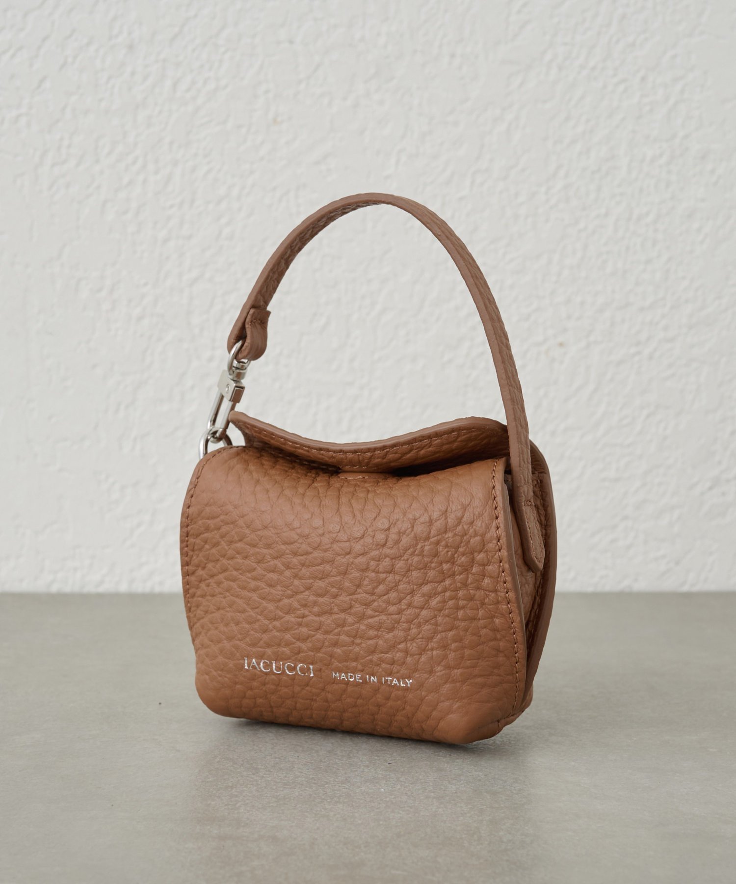 【イアクッチ/IACUCCI】のラーナ ミニチャーム ALCE インテリア・キッズ・メンズ・レディースファッション・服の通販 founy(ファニー) 　ファッション　Fashion　レディースファッション　Fashion for Women　アクセサリー　Fashion Accessories　イタリア　Italy　春　Spring　コレクション　Collection, Seasonal Line　スペシャル　Special, Limited Edition　チャーム　Charm, Pendant　人気　Popular, Best Seller　フォルム　Silhouette, Form　ポーチ　Pouch, Small Case　マグネット　Magnet, Magnetic Closure　メタル　Metal, Metal Parts　ラグジュアリー　Luxury, Elegant　リップ　Lip, Lip Motif　S/S・春夏　SS, Spring/Summer, Warm Season　おすすめ　Recommended / Our Picks　夏　Summer　エレガント 上品　Elegant　ギフト プレゼント　Gift / Present　2025年　2025　2025春夏・S/S　Spring/Summer 2025 SS25　キャメル|ID: prp329100004877118 ipo3291000000036380031