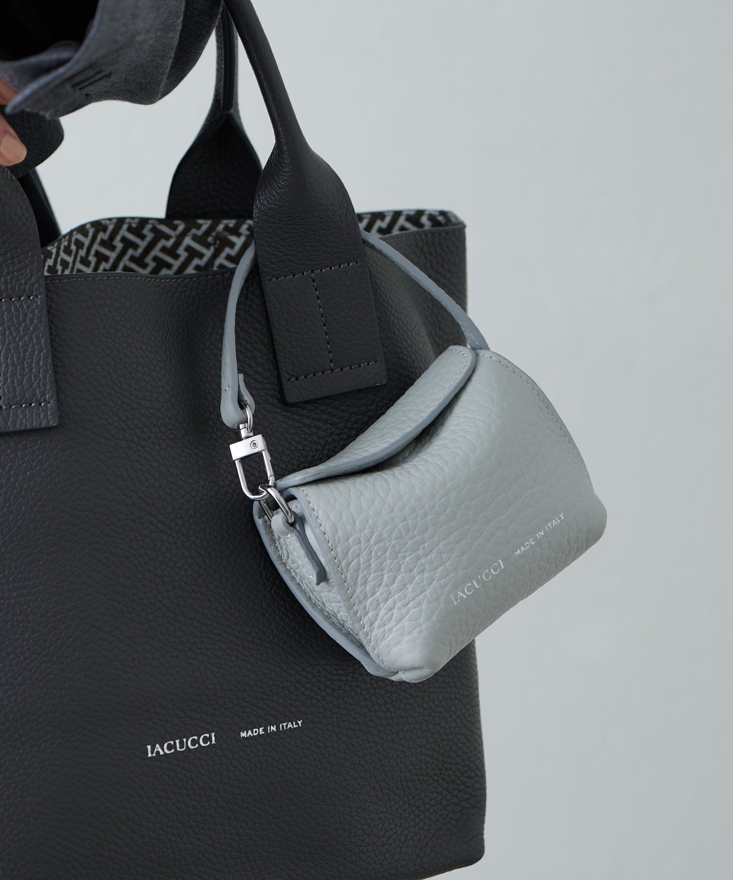 【イアクッチ/IACUCCI】のラーナ ミニチャーム ALCE インテリア・キッズ・メンズ・レディースファッション・服の通販 founy(ファニー) 　ファッション　Fashion　レディースファッション　Fashion for Women　アクセサリー　Fashion Accessories　イタリア　Italy　春　Spring　コレクション　Collection, Seasonal Line　スペシャル　Special, Limited Edition　チャーム　Charm, Pendant　人気　Popular, Best Seller　フォルム　Silhouette, Form　ポーチ　Pouch, Small Case　マグネット　Magnet, Magnetic Closure　メタル　Metal, Metal Parts　ラグジュアリー　Luxury, Elegant　リップ　Lip, Lip Motif　S/S・春夏　SS, Spring/Summer, Warm Season　おすすめ　Recommended / Our Picks　夏　Summer　エレガント 上品　Elegant　ギフト プレゼント　Gift / Present　2025年　2025　2025春夏・S/S　Spring/Summer 2025 SS25　ライトグレー|ID: prp329100004877118 ipo3291000000036380033