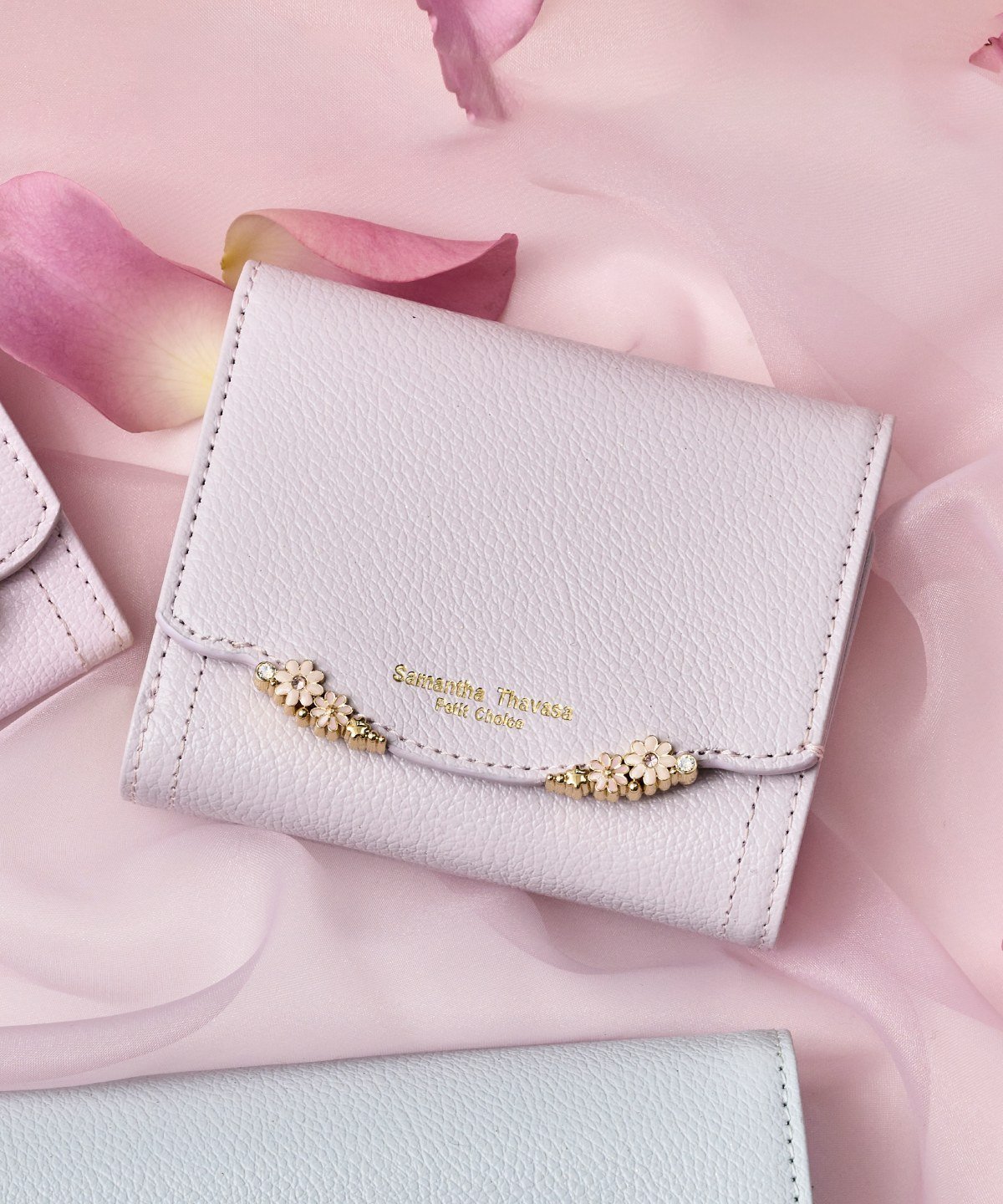 【サマンサタバサ プチチョイス/SamanTha Thavasa PeTiT Choice】のサイドフラワー 折財布 インテリア・キッズ・メンズ・レディースファッション・服の通販 founy(ファニー) 　ファッション　Fashion　レディースファッション　Fashion for Women　ミニ財布・二つ折り財布　Wallets & Card Cases　コンパクト　Compact, Small Size　スカラップ　Scallop, Scalloped Edge　フラワー　Flower, Floral　ポケット　Pocket, Pocket Detail　財布　Wallet, Purse　グレージュ|ID: prp329100004877121 ipo3291000000036380056