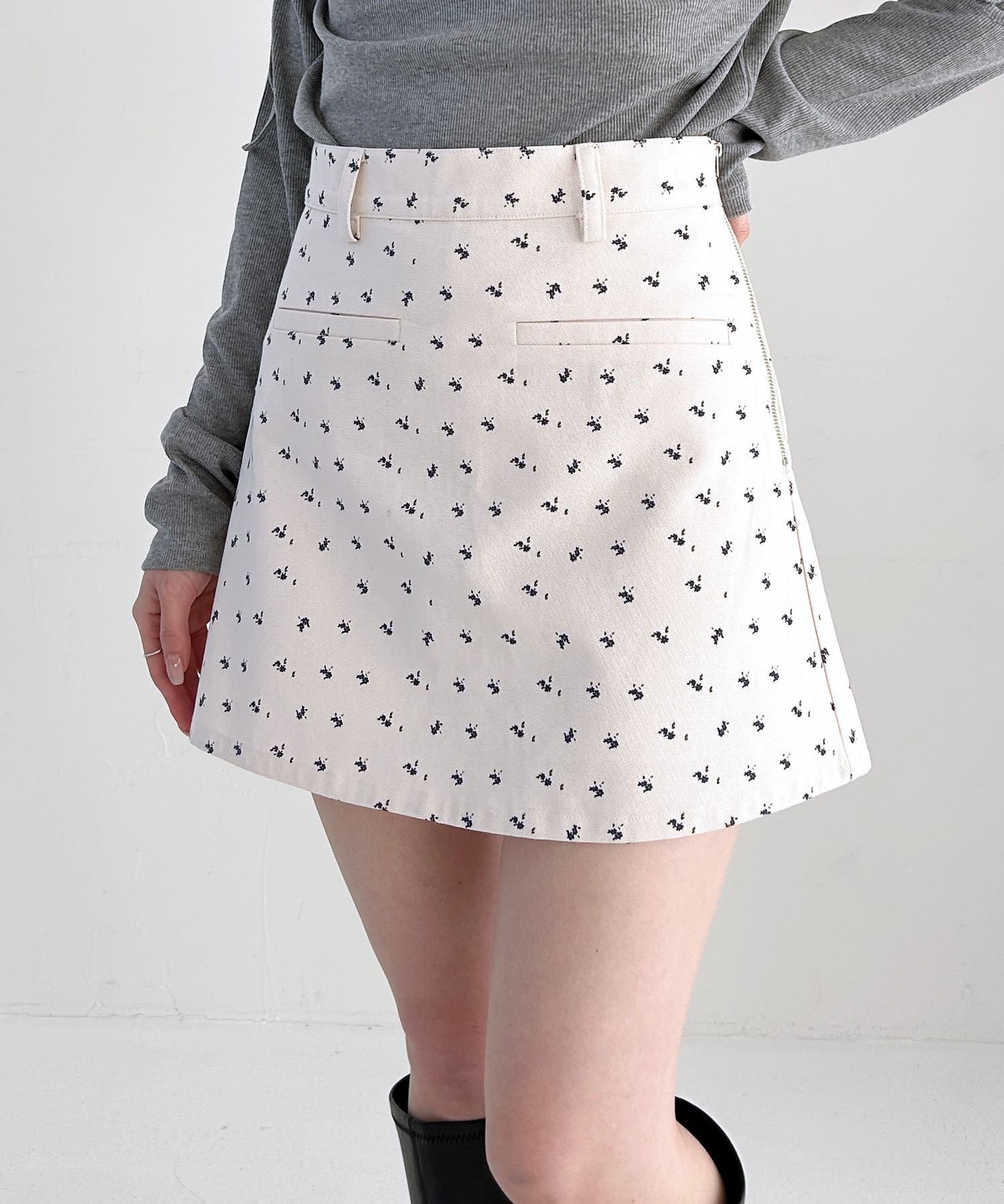 【ヘザー/Heather】のフラワーツイルミニスカート インテリア・キッズ・メンズ・レディースファッション・服の通販 founy(ファニー) 　ファッション　Fashion　レディースファッション　Fashion for Women　スカート　Skirts　ミニスカート　Mini Skirts　おすすめ　Recommended / Our Picks　スウェット / スエット　Sweatshirt, Sweatwear　チュニック　Tunic, Long Top　フロント　Front, Front Design　ミニスカート　Mini Skirt, Short Skirt　人気　Popular, Best Seller　台形　A-Line, Trapezoid Shape　夏　Summer　定番　Standard, Basic Item　春　Spring　S/S・春夏　SS, Spring/Summer, Warm Season　ホワイト系|ID: prp329100004877360 ipo3291000000036382371