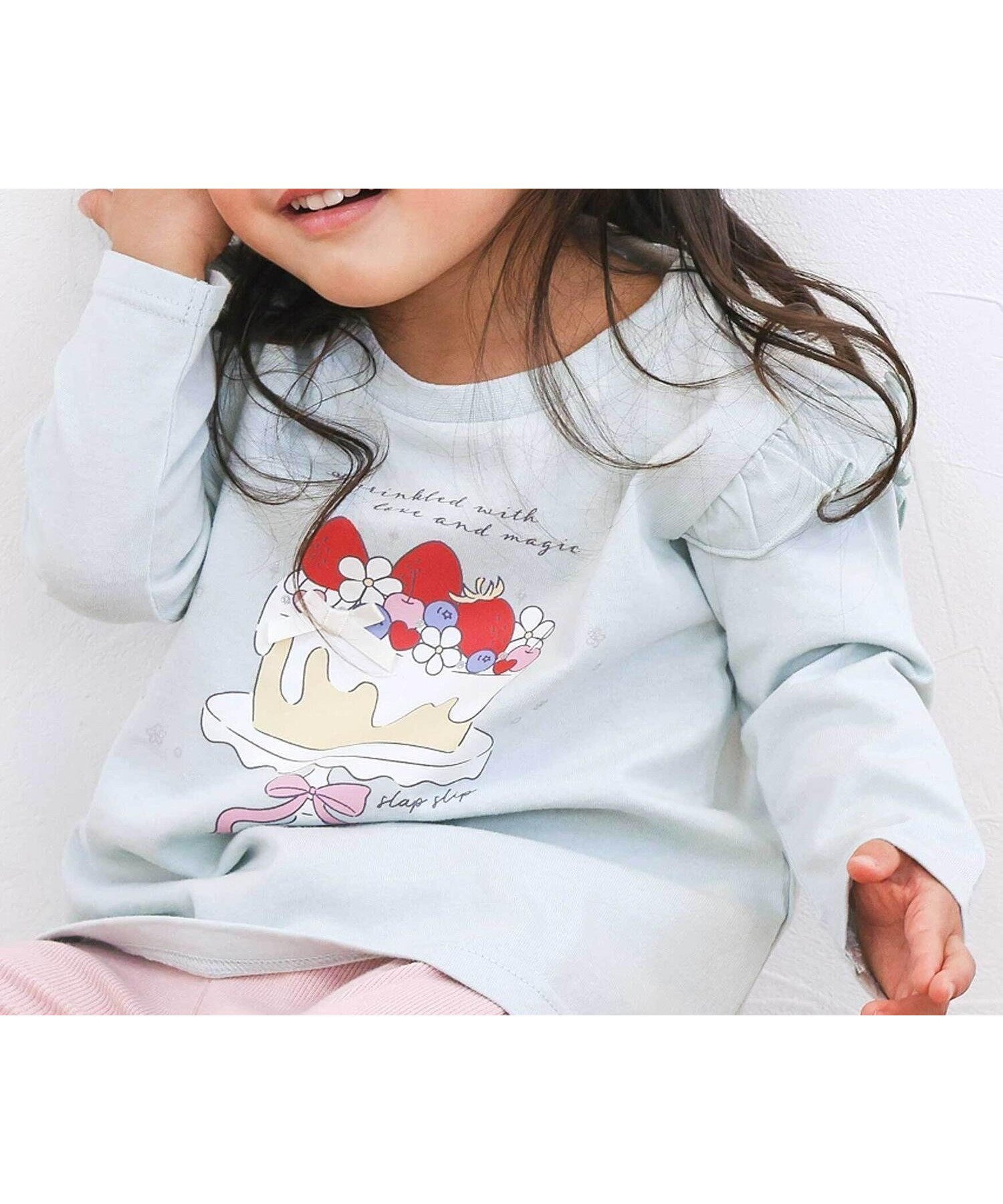 【ベベ オンライン ストア/BEBE ONLINE STORE / KIDS】の【スララク/防汚加工/オーガニックコットン】ときめきデザイン女の子長袖Tシャツ(80~130cm) インテリア・キッズ・メンズ・レディースファッション・服の通販 founy(ファニー) 　ファッション　Fashion　キッズファッション　Fashion for Kids　アンダー　Underwear Essentials　春　Spring　チェリー　Cherry, Cherry Pattern　ドット　Polka Dot, Dot Pattern　人気　Popular, Best Seller　長袖　Long Sleeve, Full Sleeve　フリル　Frill, Ruffle　フレンチ　French, French Style　リボン　Ribbon, Bow　S/S・春夏　SS, Spring/Summer, Warm Season　夏　Summer　エレガント 上品　Elegant　2026年　2026　グリーン×いちごケーキ×肩フリル|ID: prp329100004877464 ipo3291000000036384047