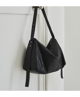 【ラシット/russet】のトライアングルショルダーバッグ 人気、トレンドファッション・服の通販 founy(ファニー) ファッション Fashion レディースファッション Fashion for Women バッグ Bags シルバー Silver, Metallic Silver シンプル Simple, Minimal トライアングル Triangle, Triangular Shape フォルム Silhouette, Form ベーシック Basic, Essential ポケット Pocket, Pocket Detail マグネット Magnet, Magnetic Closure 日本製 Made In Japan エレガント 上品 Elegant |ID:prp329100004878418