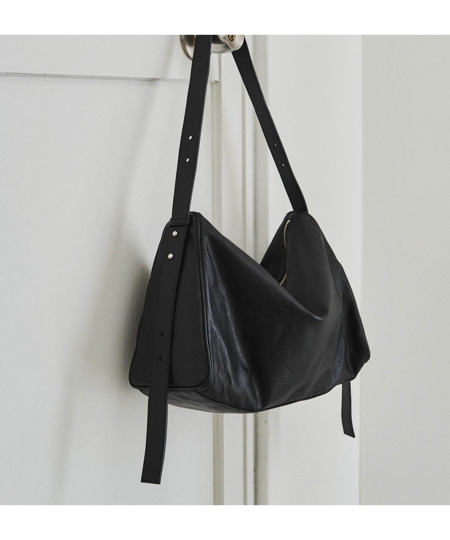 【ラシット/russet】のトライアングルショルダーバッグ インテリア・キッズ・メンズ・レディースファッション・服の通販 founy(ファニー) 　ファッション　Fashion　レディースファッション　Fashion for Women　バッグ　Bags　シルバー　Silver, Metallic Silver　シンプル　Simple, Minimal　トライアングル　Triangle, Triangular Shape　フォルム　Silhouette, Form　ベーシック　Basic, Essential　ポケット　Pocket, Pocket Detail　マグネット　Magnet, Magnetic Closure　日本製　Made In Japan　エレガント 上品　Elegant　ブラック|ID: prp329100004878418 ipo3291000000036393917