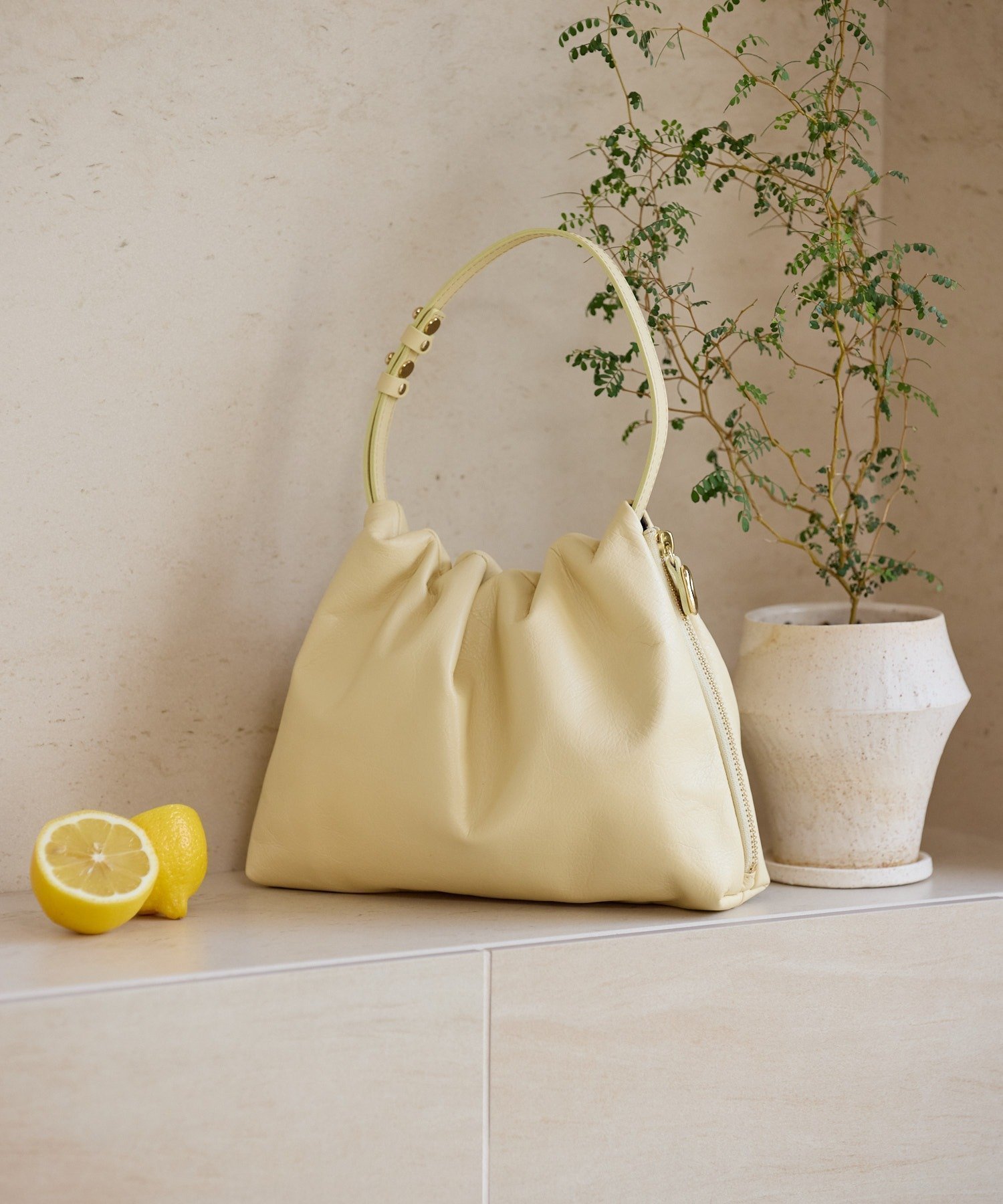 【ジェミール/gemeil】の【累計販売1万本突破】レザーワンハンドルバッグ (CE-1014) インテリア・キッズ・メンズ・レディースファッション・服の通販 founy(ファニー) 　ファッション　Fashion　レディースファッション　Fashion for Women　アクセサリー　Fashion Accessories　ギャザー　Gathered, Ruffled　ショルダー　Shoulder, Shoulder Strap　シンプル　Simple, Minimal　スマート　Smart, Elegant　財布　Wallet, Purse　タオル　Towel, Bath Towel　人気　Popular, Best Seller　ハンカチ　Handkerchief, Hanky　ポケット　Pocket, Pocket Detail　ポーチ　Pouch, Small Case　日本製　Made In Japan　イエロー|ID: prp329100004879397 ipo3291000000036409113