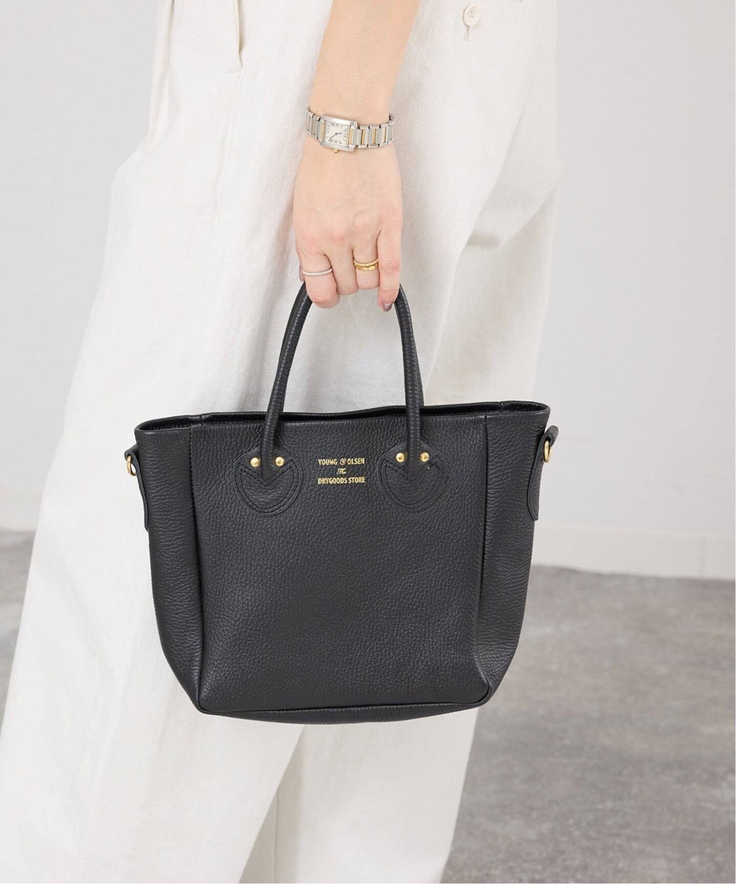 【イエナ/IENA】の《WEB限定 》YOUNG OLSEN EMBOSSED LEATHER D TOTE S バッグ YO2601-GD003 インテリア・キッズ・メンズ・レディースファッション・服の通販 founy(ファニー) 　ファッション　Fashion　レディースファッション　Fashion for Women　バッグ　Bags　春　Spring　コレクション　Collection, Seasonal Line　チャーム　Charm, Pendant　フォルム　Silhouette, Form　ベーシック　Basic, Essential　ラップ　Wrap, Wrap Design　S/S・春夏　SS, Spring/Summer, Warm Season　夏　Summer　エレガント 上品　Elegant　ブラック|ID: prp329100004880745 ipo3291000000036428548