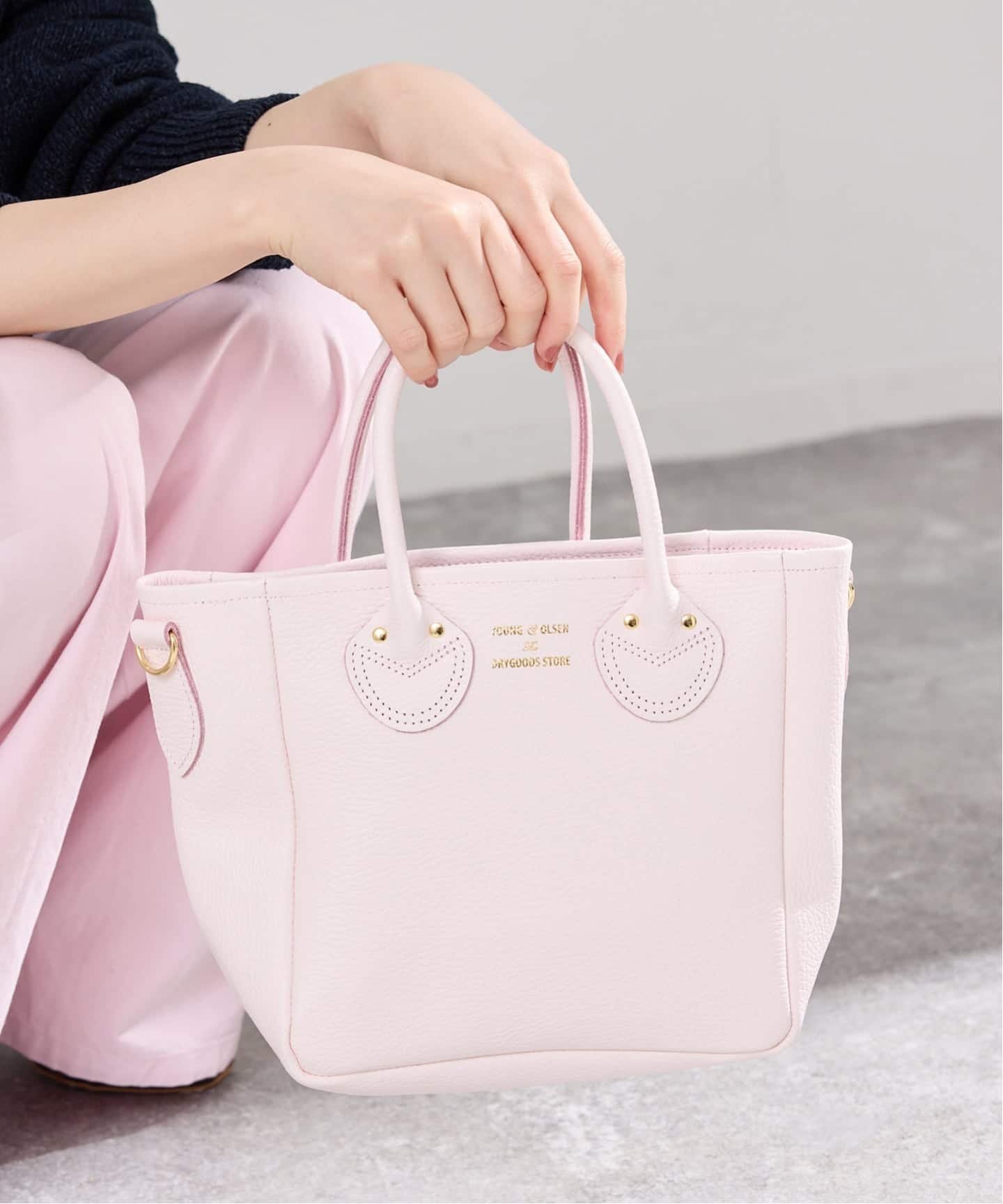 【イエナ/IENA】の《WEB限定 》YOUNG OLSEN EMBOSSED LEATHER D TOTE S バッグ YO2601-GD003 インテリア・キッズ・メンズ・レディースファッション・服の通販 founy(ファニー) 　ファッション　Fashion　レディースファッション　Fashion for Women　バッグ　Bags　春　Spring　コレクション　Collection, Seasonal Line　チャーム　Charm, Pendant　フォルム　Silhouette, Form　ベーシック　Basic, Essential　ラップ　Wrap, Wrap Design　S/S・春夏　SS, Spring/Summer, Warm Season　夏　Summer　エレガント 上品　Elegant　ピンク|ID: prp329100004880745 ipo3291000000036428549