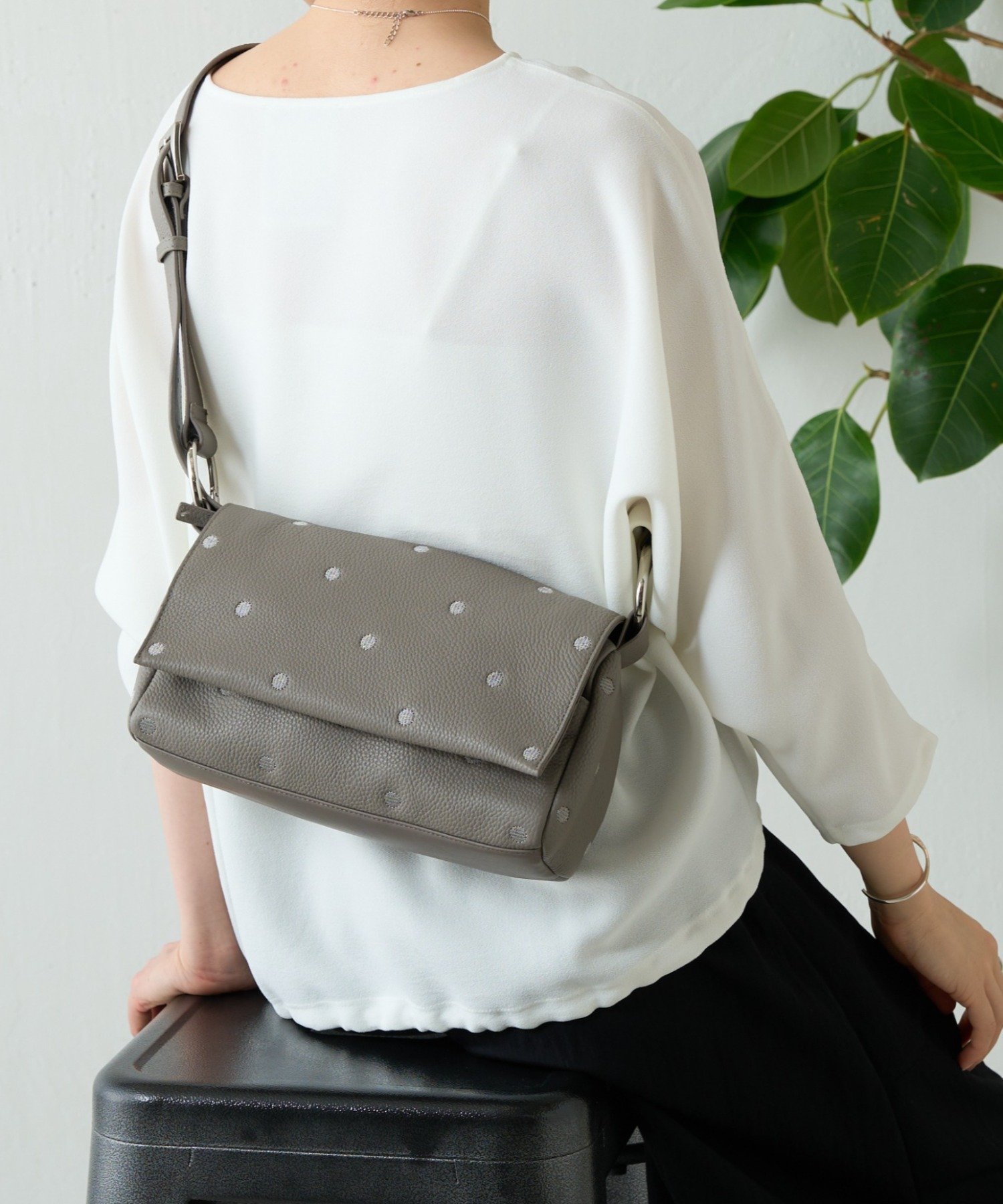 【ビアズリー/BEARDSLEY】の《本革》ドットボディバッグ インテリア・キッズ・メンズ・レディースファッション・服の通販 founy(ファニー) 　ファッション　Fashion　レディースファッション　Fashion for Women　バッグ　Bags　ドット　Polka Dot, Dot Pattern　人気　Popular, Best Seller　バランス　Balance, Style Balance　プリント　Print, Printed Pattern　ポケット　Pocket, Pocket Detail　ラップ　Wrap, Wrap Design　ワンポイント　One Point, Statement Accent　トープ|ID: prp329100004882498 ipo3291000000036444345