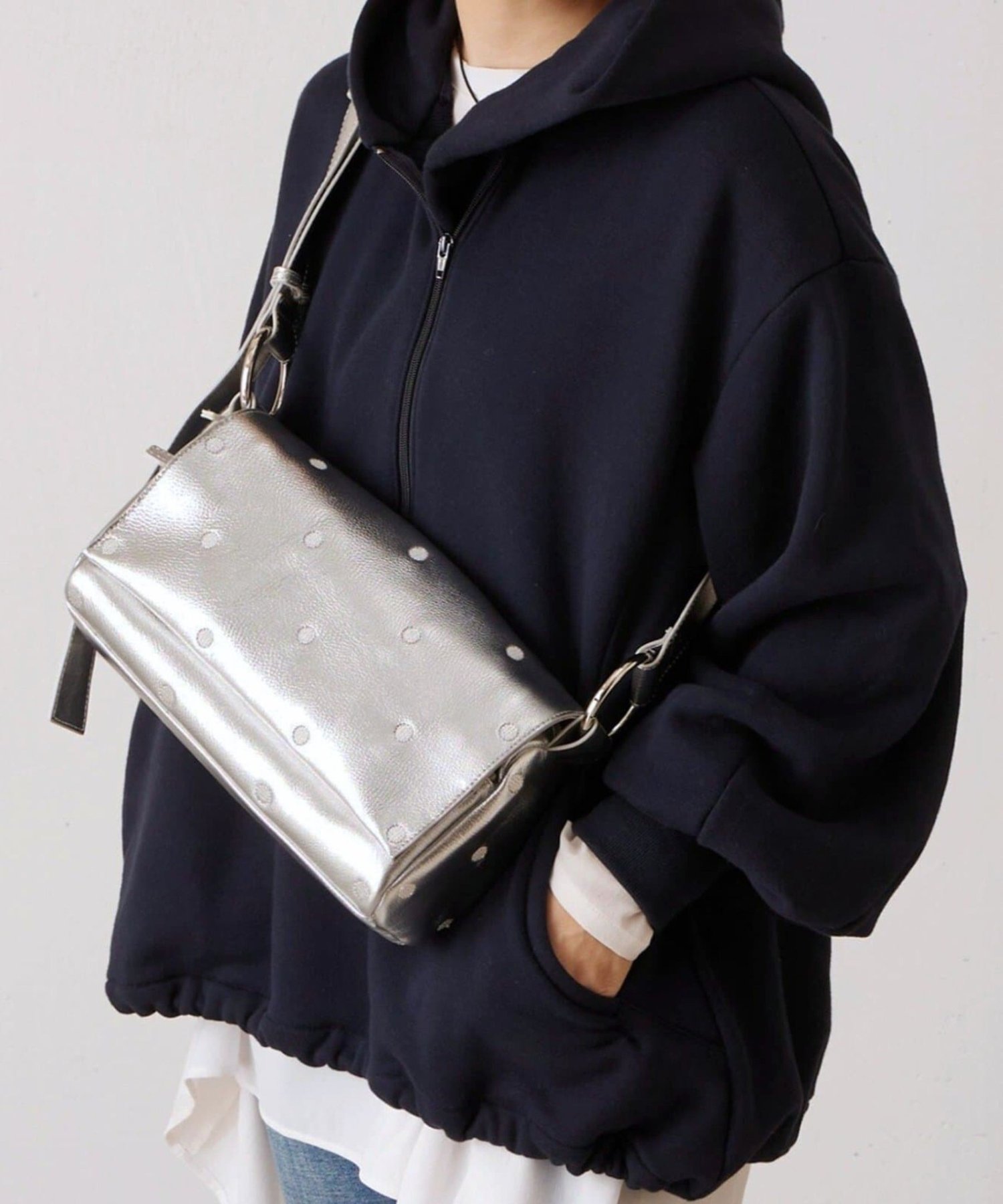 【ビアズリー/BEARDSLEY】の《本革》ドットボディバッグ インテリア・キッズ・メンズ・レディースファッション・服の通販 founy(ファニー) 　ファッション　Fashion　レディースファッション　Fashion for Women　バッグ　Bags　ドット　Polka Dot, Dot Pattern　人気　Popular, Best Seller　バランス　Balance, Style Balance　プリント　Print, Printed Pattern　ポケット　Pocket, Pocket Detail　ラップ　Wrap, Wrap Design　ワンポイント　One Point, Statement Accent　シルバー|ID: prp329100004882498 ipo3291000000036444350