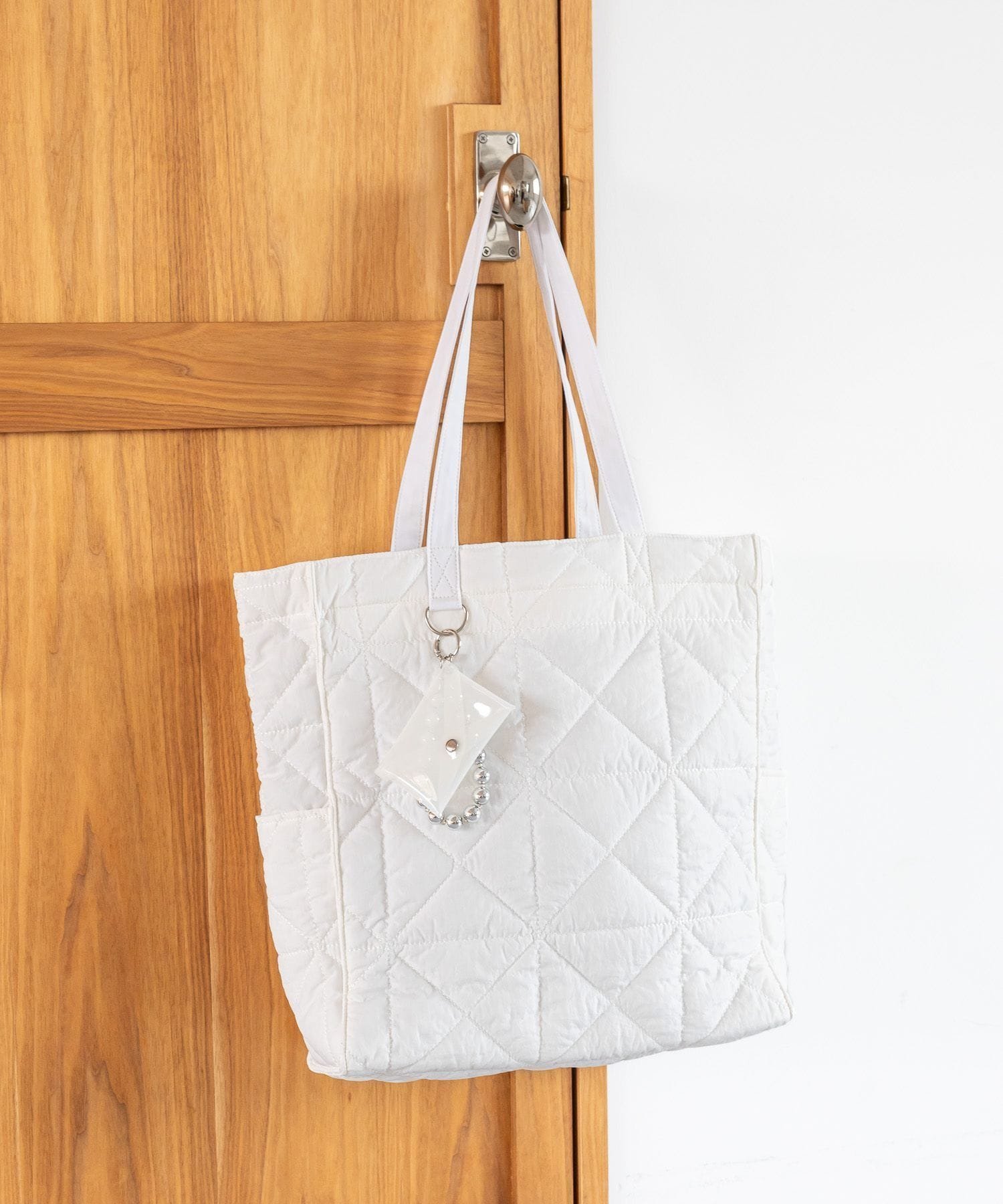 【グローバルワーク/GLOBAL WORK】の推しごとキルティングトート/145465 インテリア・キッズ・メンズ・レディースファッション・服の通販 founy(ファニー) 　ファッション　Fashion　レディースファッション　Fashion for Women　バッグ　Bags　アクセサリー　Fashion Accessories　キルティング　Quilted, Quilting　チャーム　Charm, Pendant　ポーチ　Pouch, Small Case　リップ　Lip, Lip Motif　軽量　Lightweight, Ultra Light　ビジネス 仕事 通勤　Business / Work / Commuting　アイボリー08|ID: prp329100004882756 ipo3291000000036446899