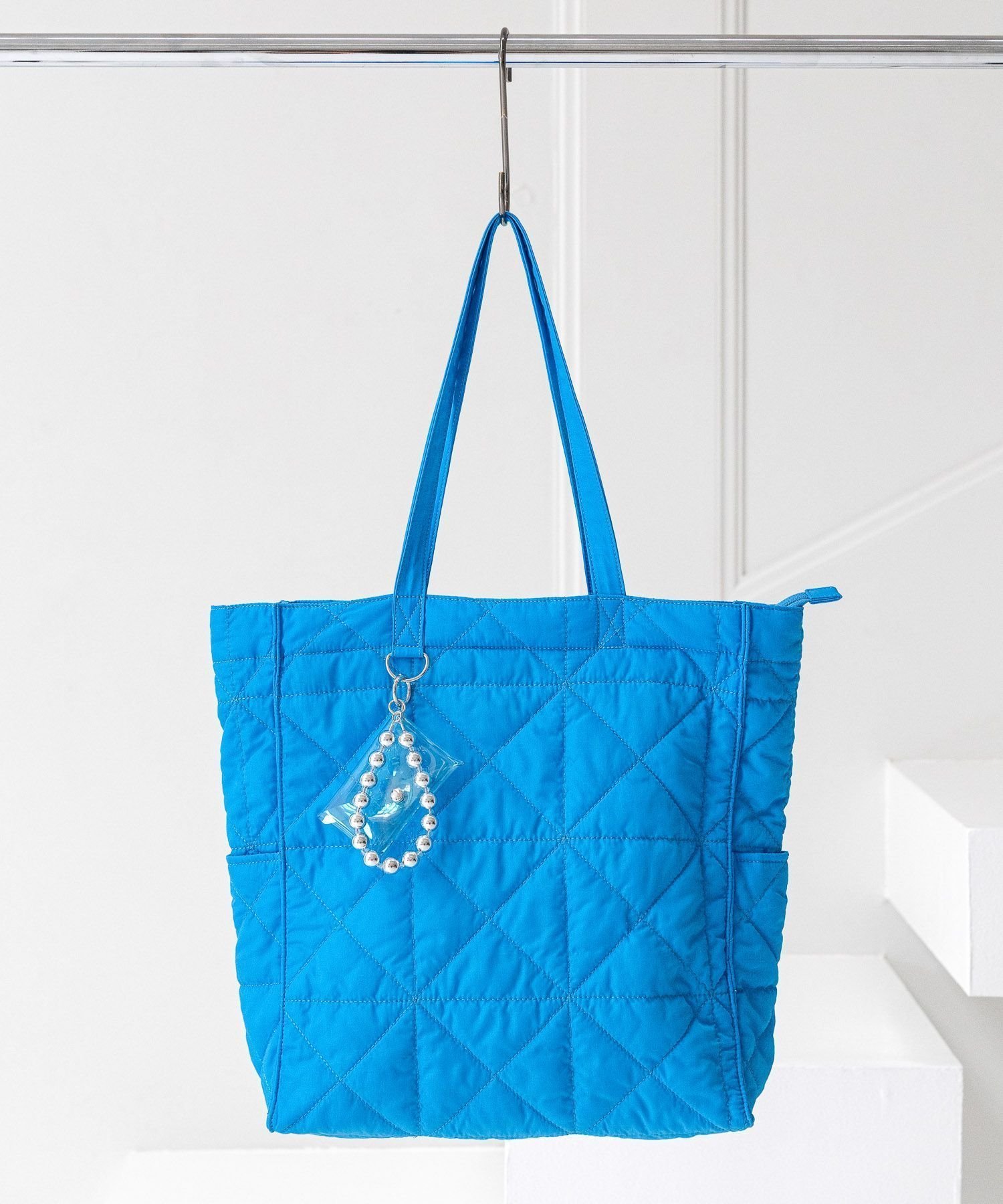 【グローバルワーク/GLOBAL WORK】の推しごとキルティングトート/145465 インテリア・キッズ・メンズ・レディースファッション・服の通販 founy(ファニー) 　ファッション　Fashion　レディースファッション　Fashion for Women　バッグ　Bags　アクセサリー　Fashion Accessories　キルティング　Quilted, Quilting　チャーム　Charm, Pendant　ポーチ　Pouch, Small Case　リップ　Lip, Lip Motif　軽量　Lightweight, Ultra Light　ビジネス 仕事 通勤　Business / Work / Commuting　ブルー85|ID: prp329100004882756 ipo3291000000036446933