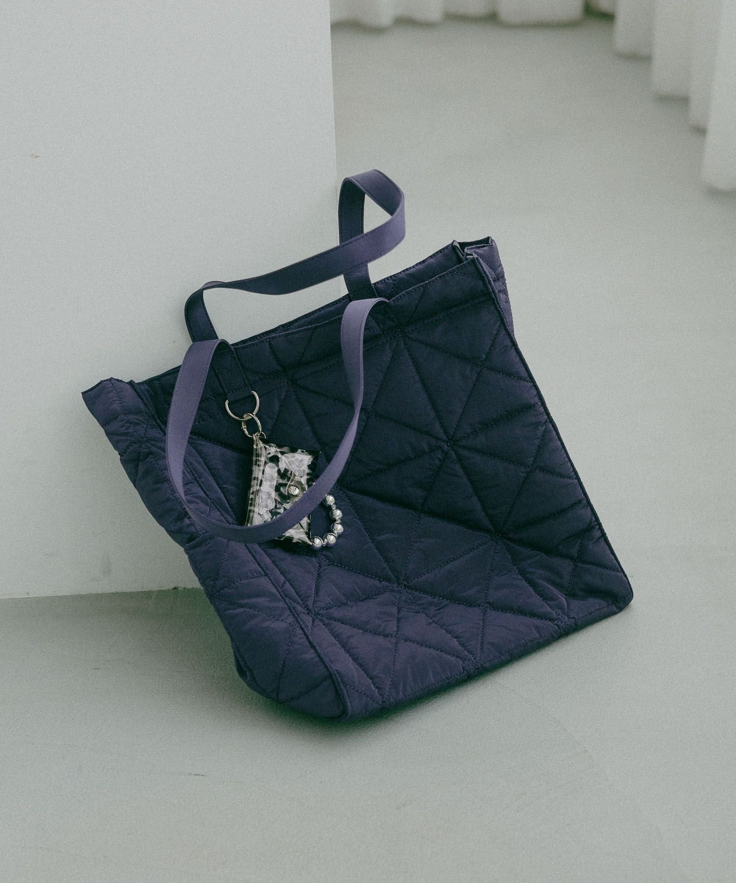 【グローバルワーク/GLOBAL WORK】の推しごとキルティングトート/145465 インテリア・キッズ・メンズ・レディースファッション・服の通販 founy(ファニー) 　ファッション　Fashion　レディースファッション　Fashion for Women　バッグ　Bags　アクセサリー　Fashion Accessories　キルティング　Quilted, Quilting　チャーム　Charm, Pendant　ポーチ　Pouch, Small Case　リップ　Lip, Lip Motif　軽量　Lightweight, Ultra Light　ビジネス 仕事 通勤　Business / Work / Commuting　ネイビー艶89|ID: prp329100004882756 ipo3291000000036446940