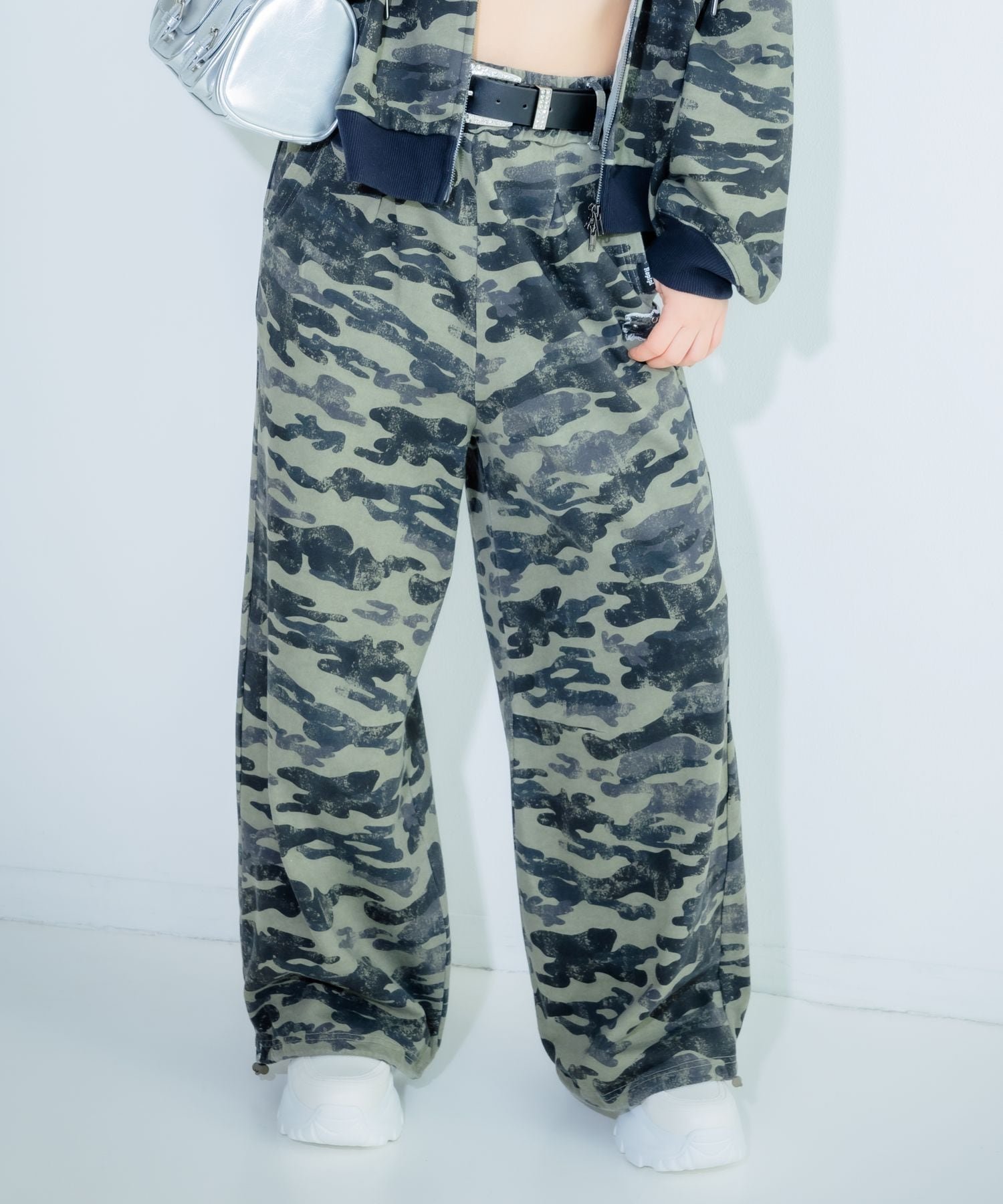 【レピピアルマリオ/repipi armario / KIDS】のAcidルーズスウェットパンツ インテリア・キッズ・メンズ・レディースファッション・服の通販 founy(ファニー) ファッション Fashion キッズファッション Fashion for Kids ボトムス Bottoms 厚底 Platform Shoes カーディガン Cardigan, Knitwear スウェット / スエット Sweatshirt, Sweatwear スタッズ Studs, Metal Accents トレンド Trend, Trending Now ムートン Shearling, Mouton ルーズ Loose, Oversized 楽ちん Easy Fit, Comfortable ワイド Wide, Wide Fit おすすめ Recommended / Our Picks カモフラ78|ID: prp329100004883587 ipo3291000000036455045