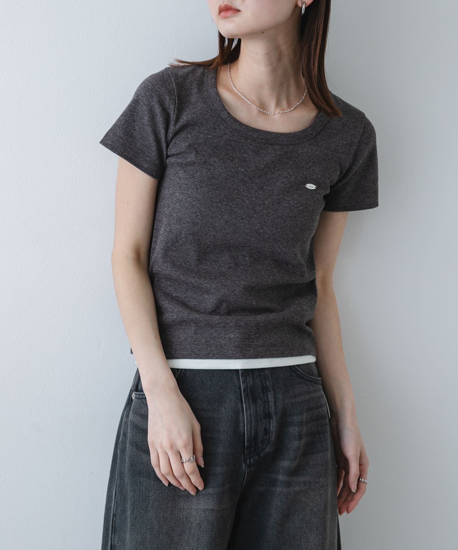 【センスオブプレイス/SENSE OF PLACE by URBAN RESEARCH】のラウンドネックリブTシャツ(半袖) 人気、トレンドファッション・服の通販 founy(ファニー) ファッション Fashion レディースファッション Fashion for Women トップス・カットソー Cut & Sew Tops シャツ・ブラウス・オフィスカジュアル Elegant Blouses & Button-Ups ロングTシャツ・Tシャツ Longline T-Shirts & Tees アクセサリー Fashion Accessories インナー Innerwear カーディガン Cardigan, Knitwear シンプル Simple, Minimal ジャケット Jacket, Outerwear デコルテ Décolleté, Neckline トレンド Trend, Trending Now フィット Fit, Slim Fit プレート Plate, Dish 半袖 Short Sleeve, Half Sleeve メタル Metal, Metal Parts ラウンド Round, Round Neck S/S・春夏 SS, Spring/Summer, Warm Season 夏 Summer 2026年 2026 other-1|ID: prp329100004883791 ipo3291000000036456248